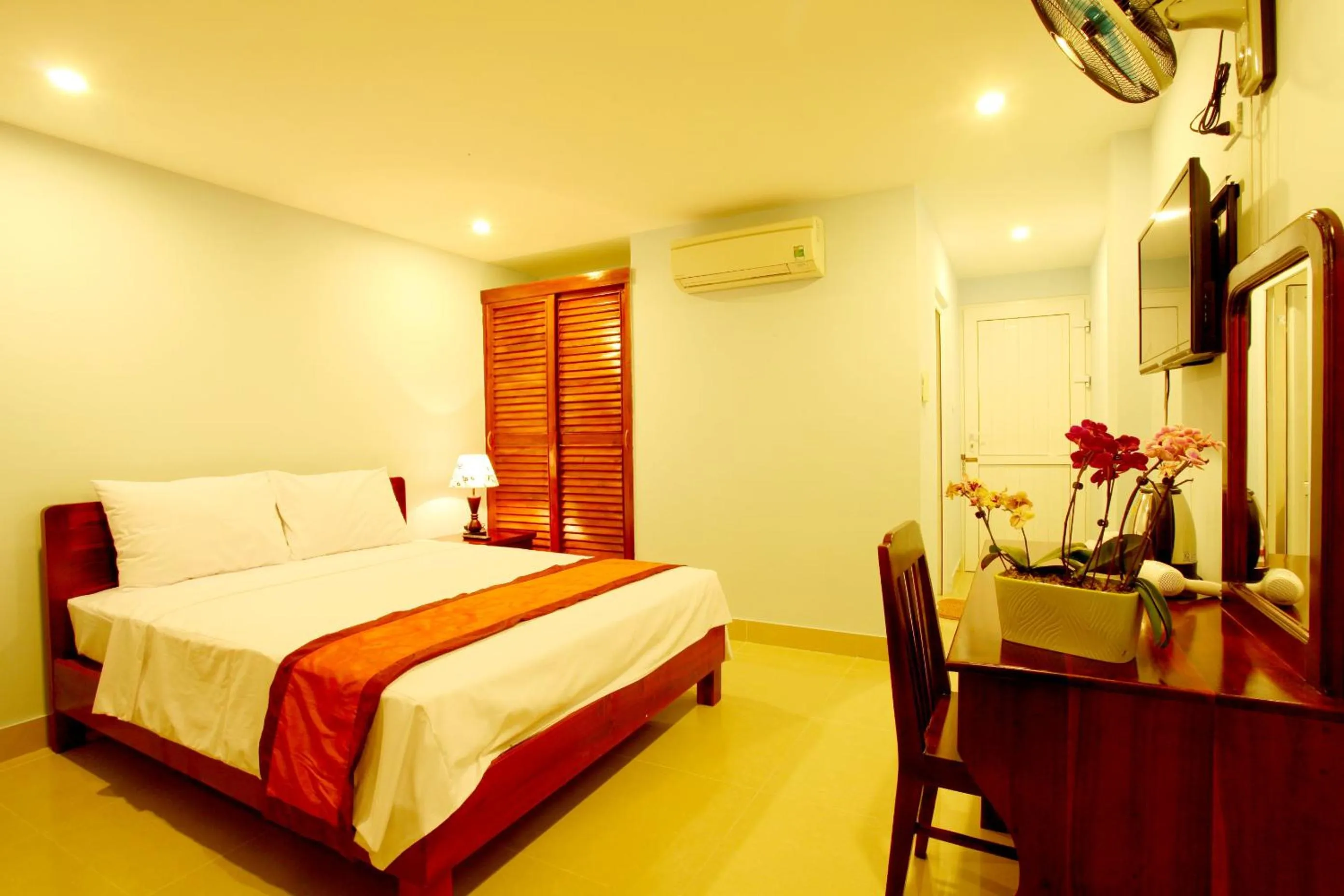 Photo of the whole room, Bed in Hai Yen Family Hotel