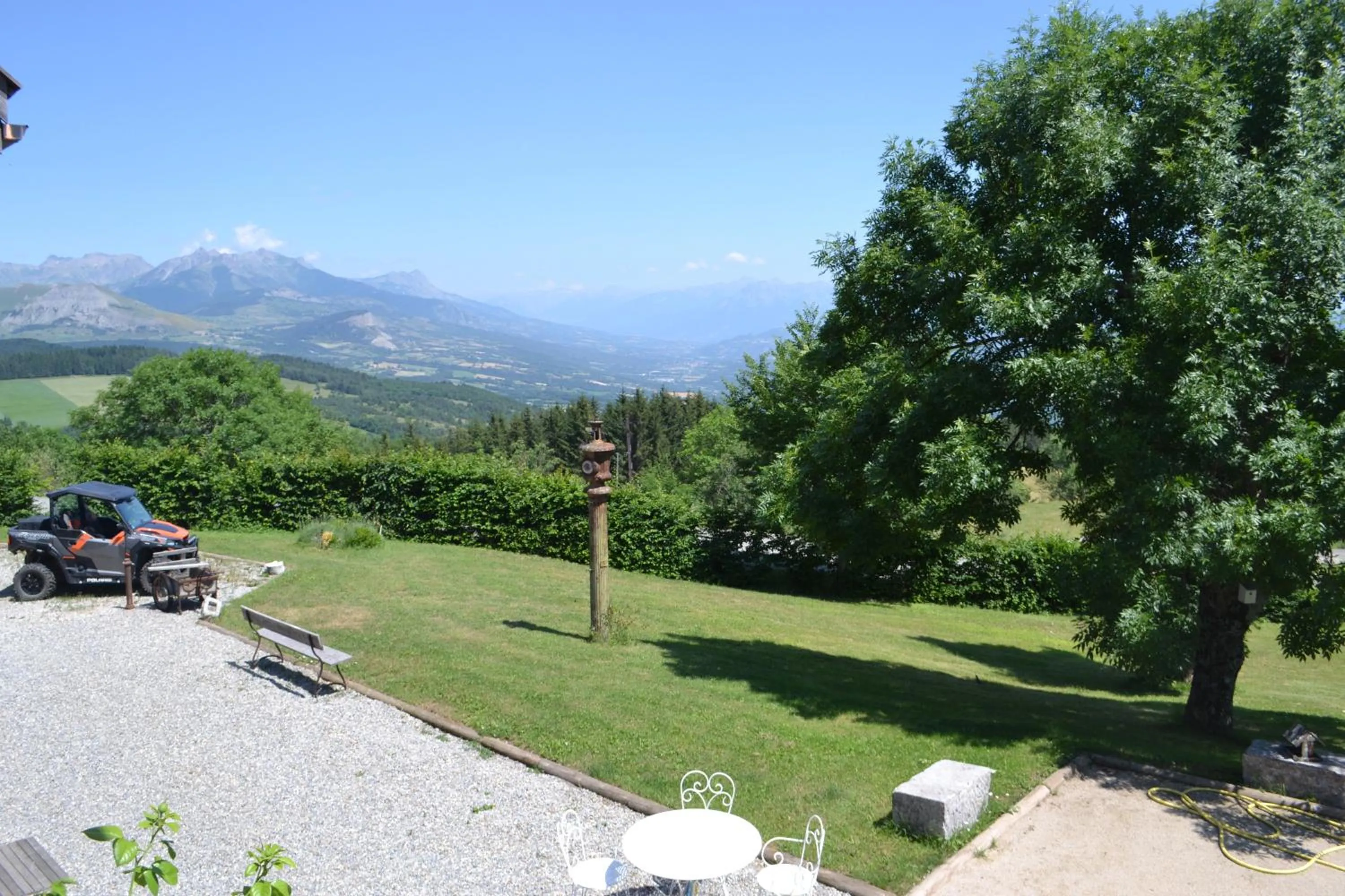 Garden view in Château Serigues