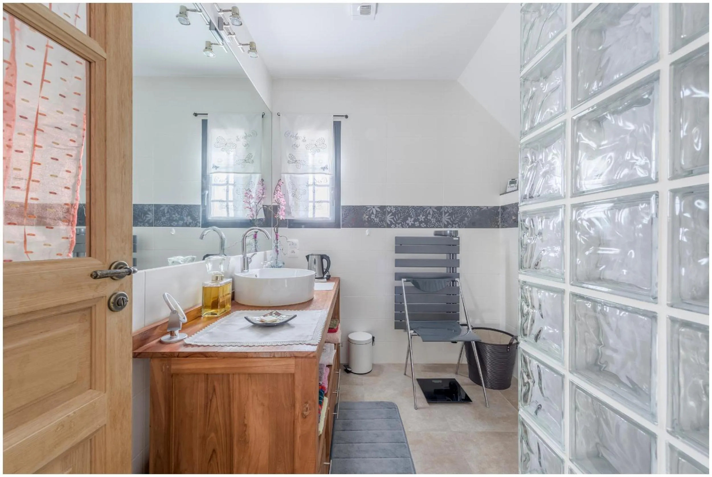 Bathroom in Château Serigues