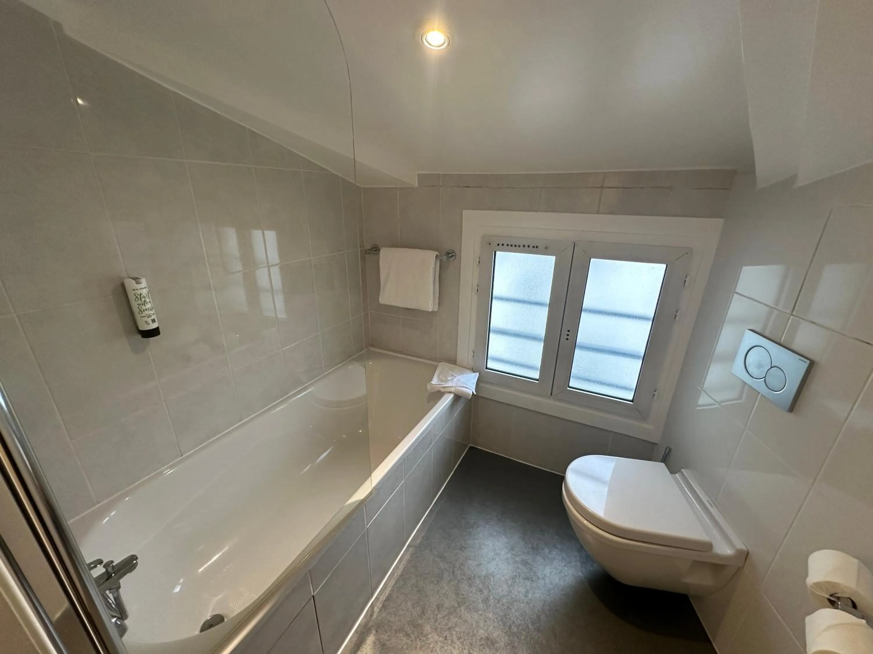 Toilet in Best Western Empire Elysees