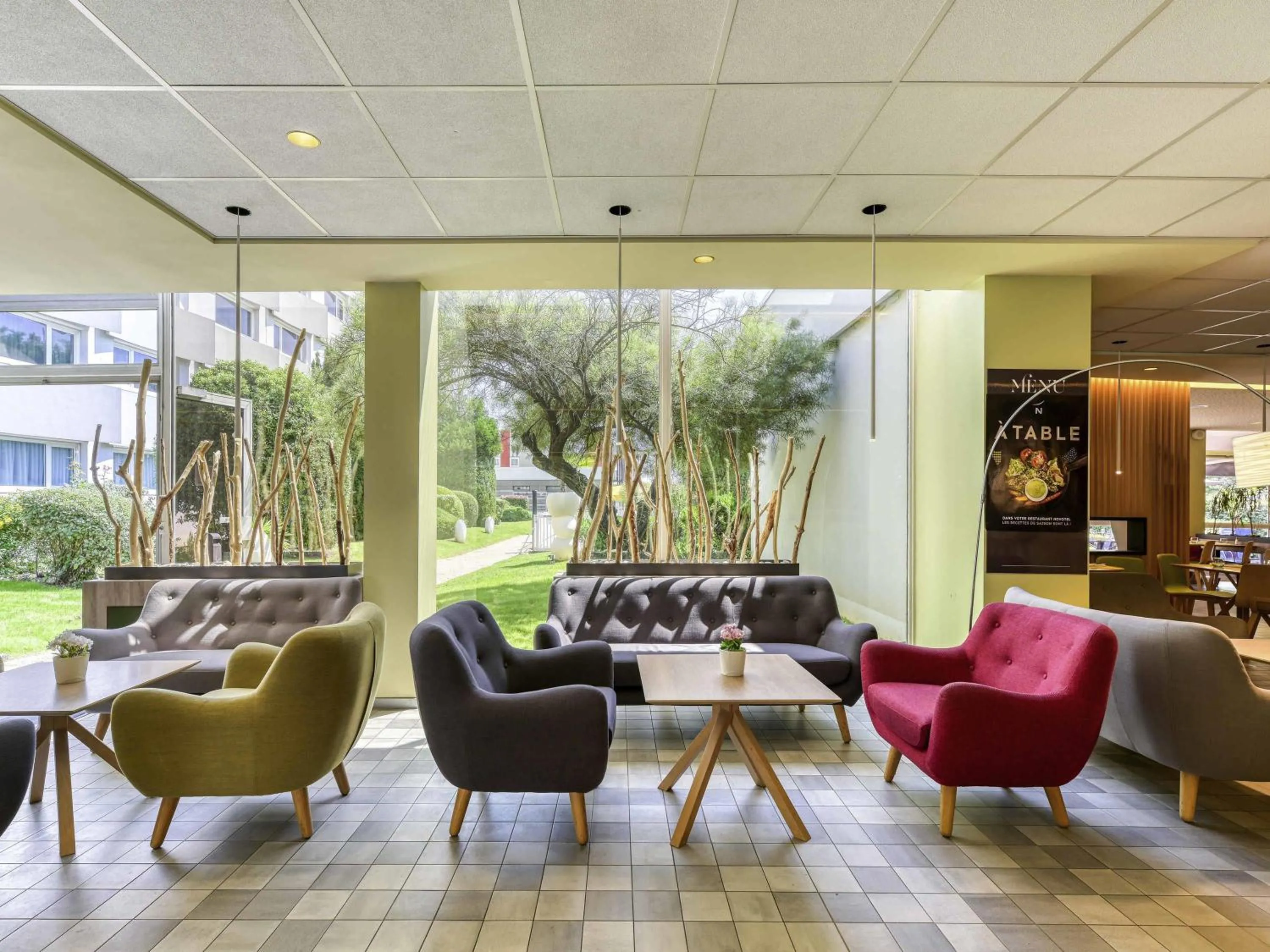 Lounge or bar in Novotel Paris Nord Expo Aulnay