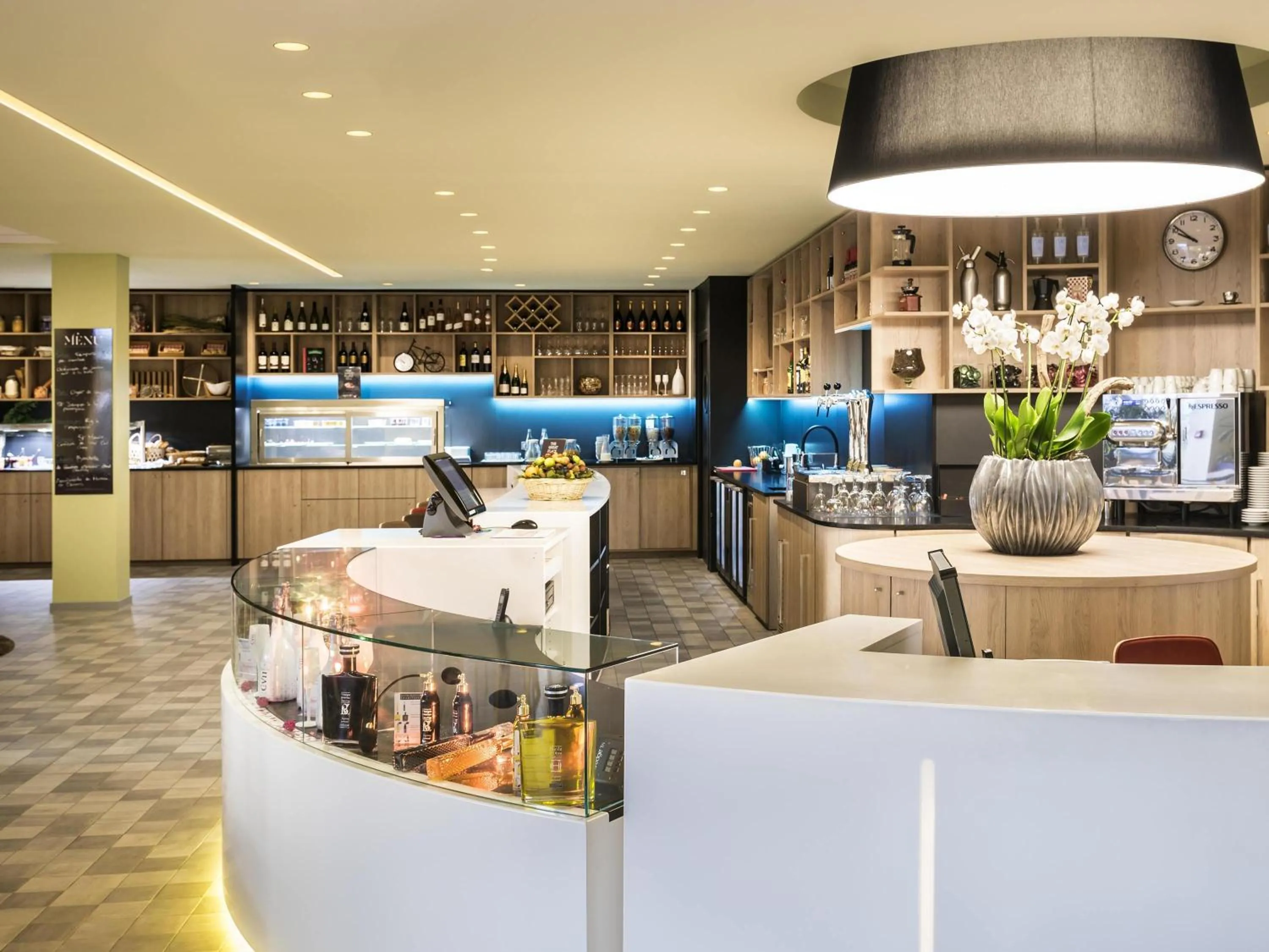 Lounge or bar in Novotel Paris Nord Expo Aulnay
