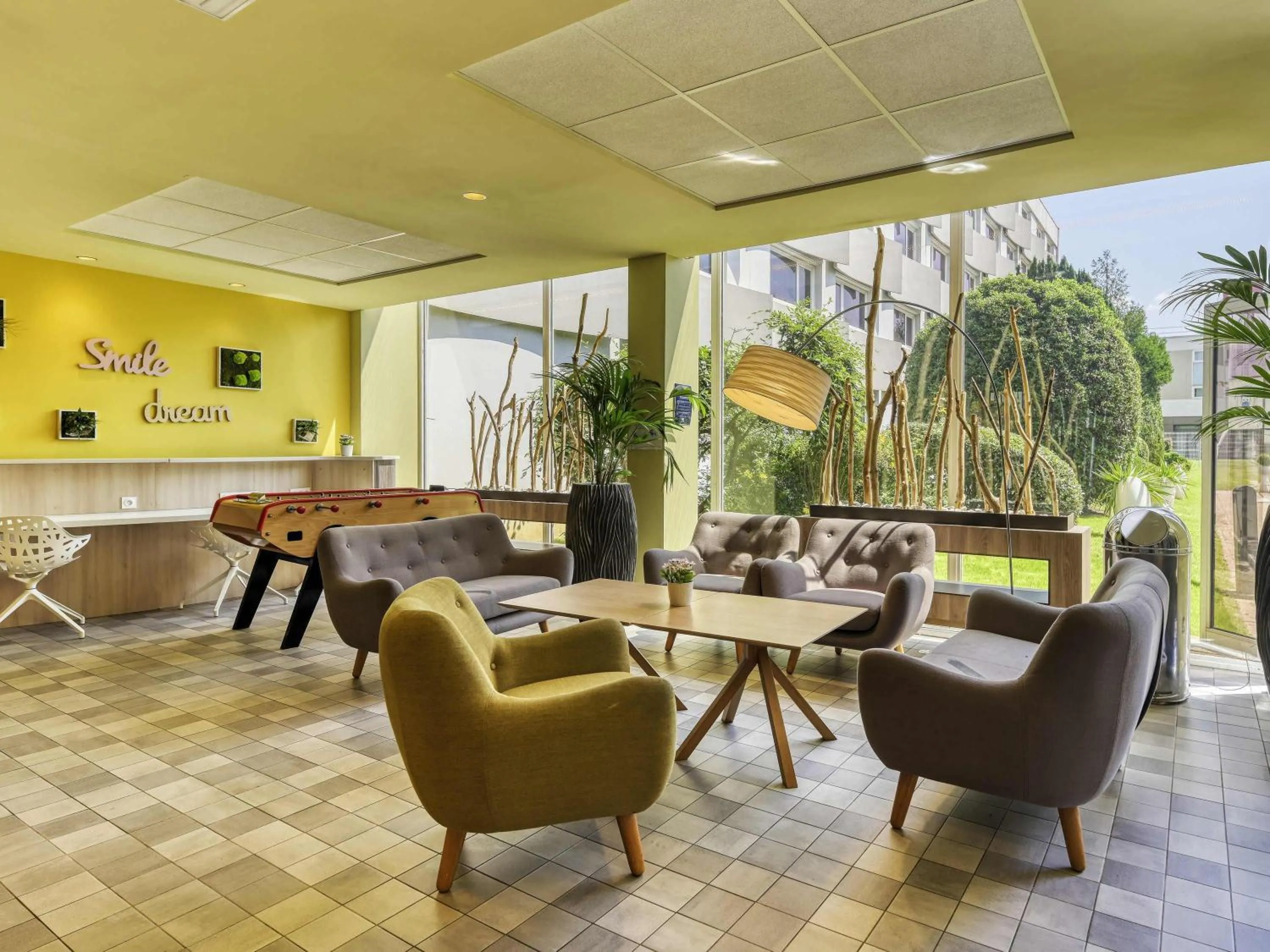 Lounge or bar in Novotel Paris Nord Expo Aulnay