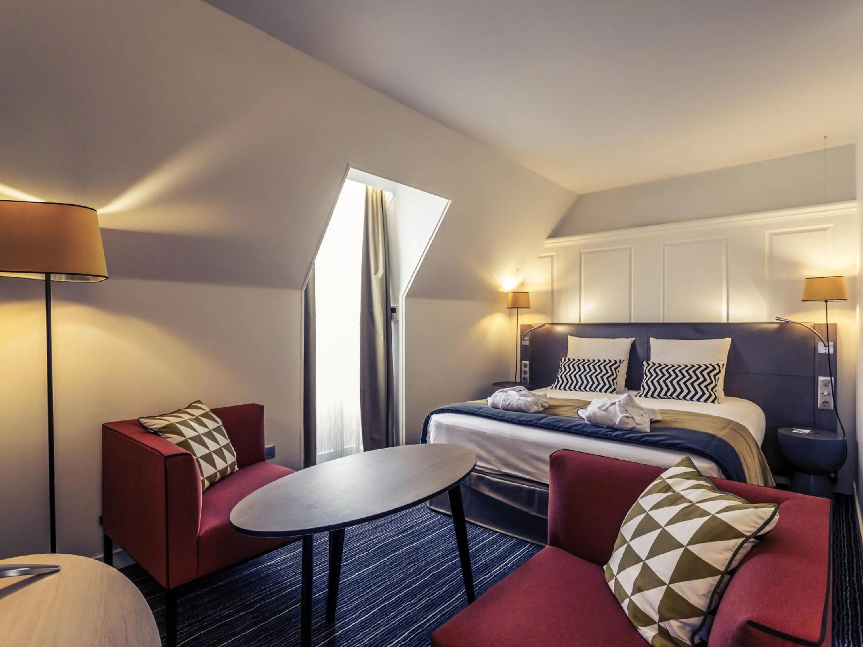 Bedroom, Bed in Hotel De Bourbon Grand Hotel Mercure Bourges