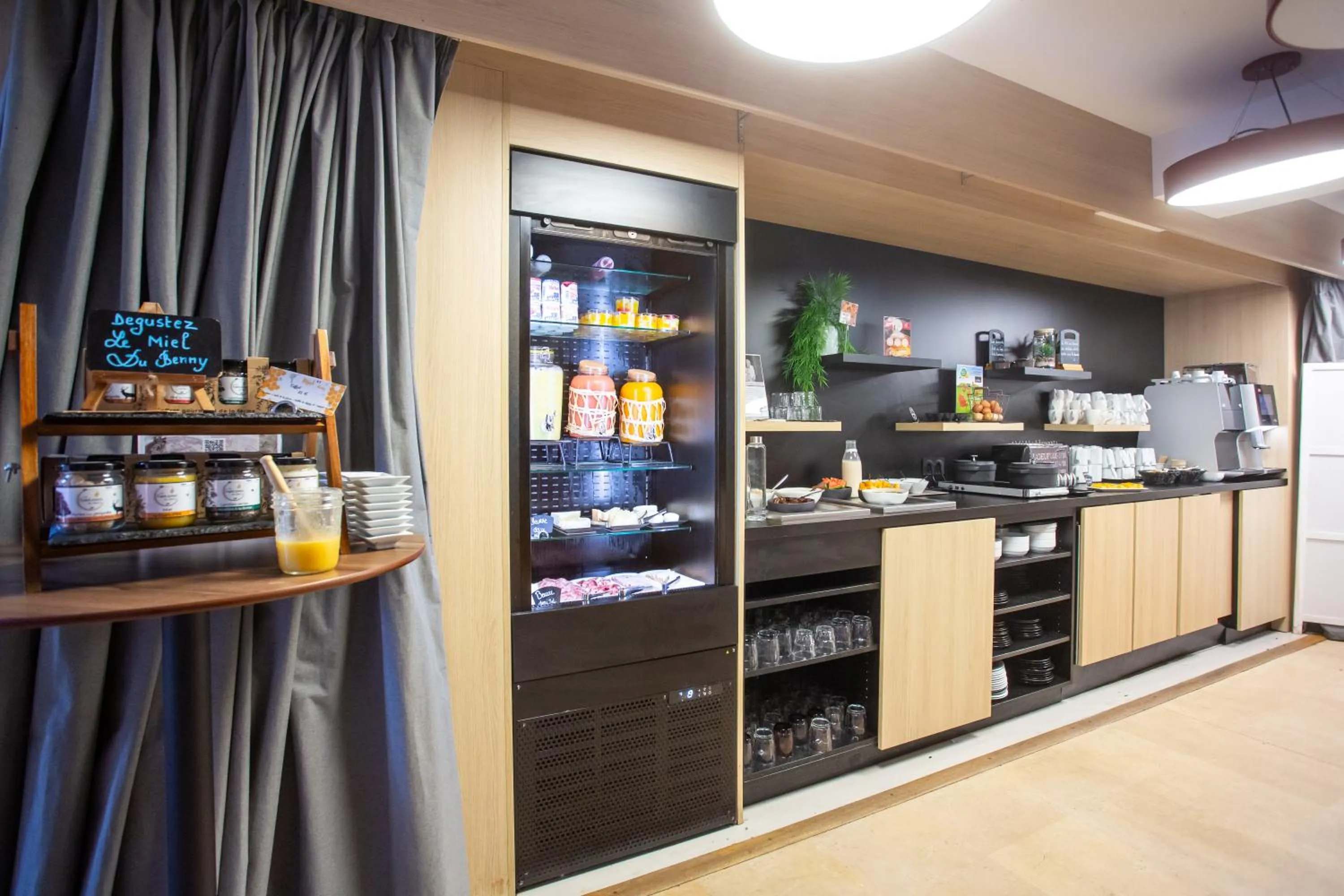 Breakfast in Hotel De Bourbon Grand Hotel Mercure Bourges