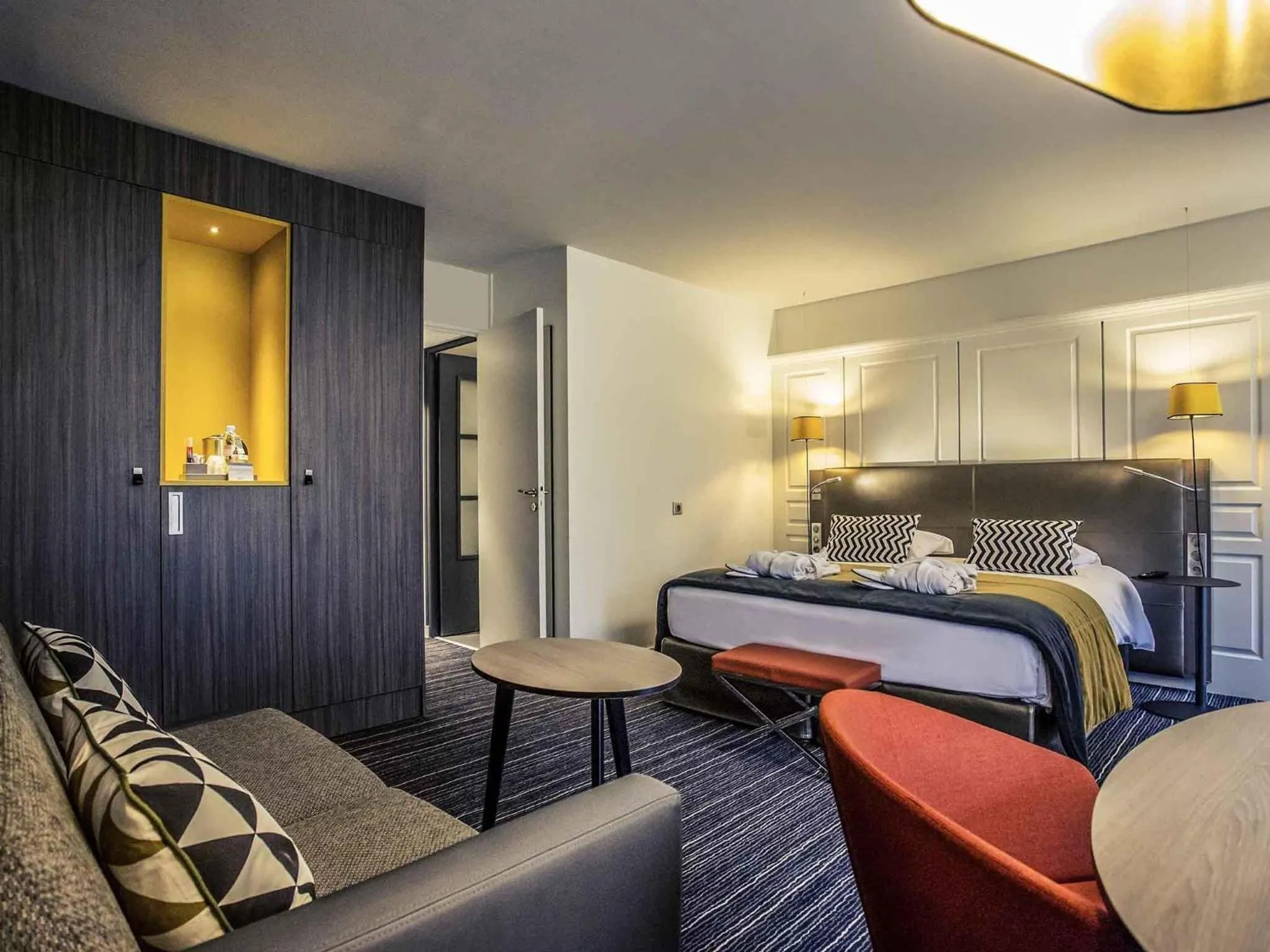 Bedroom, Bed in Hotel De Bourbon Grand Hotel Mercure Bourges