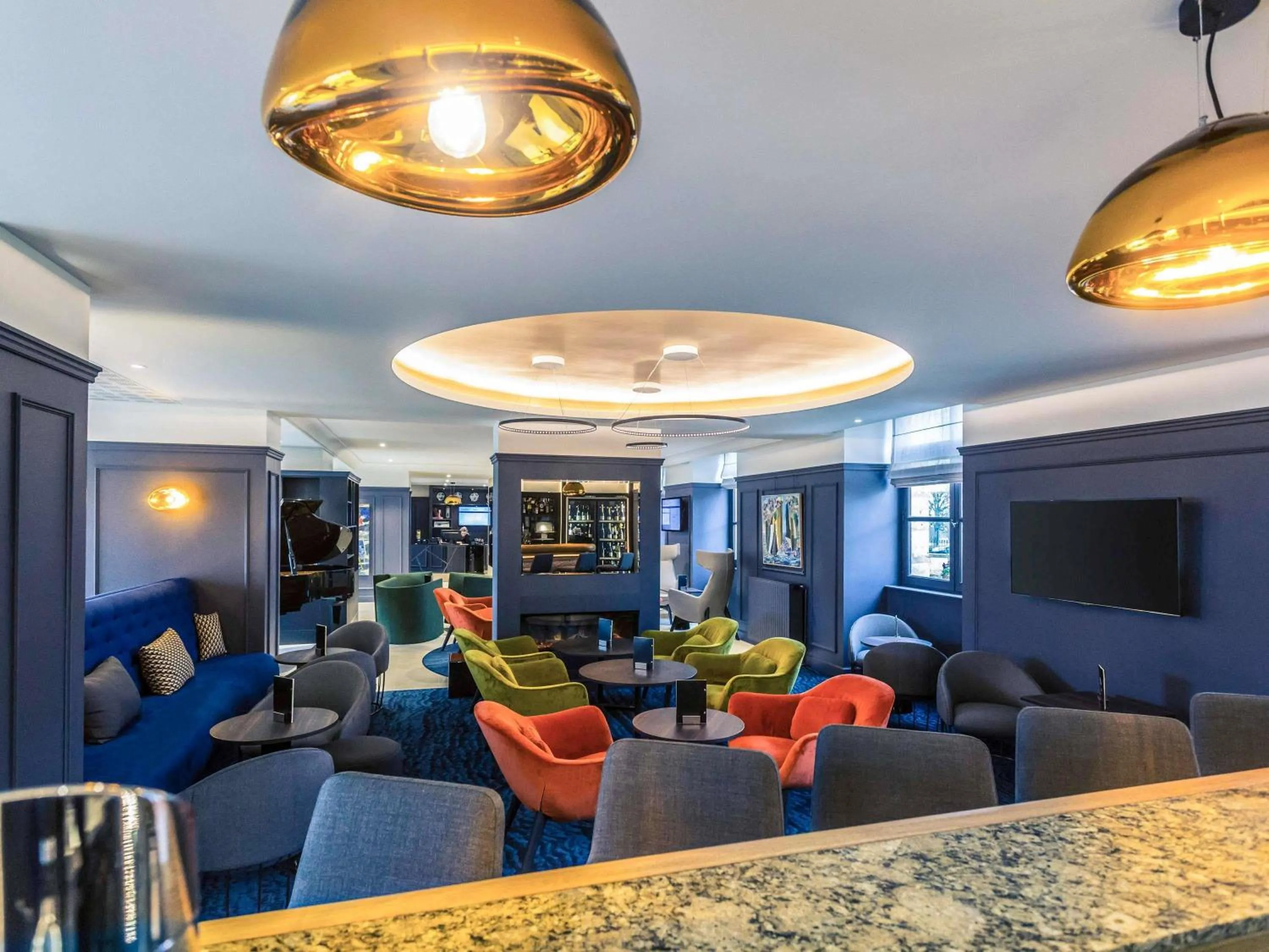 Lounge or bar in Hotel De Bourbon Grand Hotel Mercure Bourges
