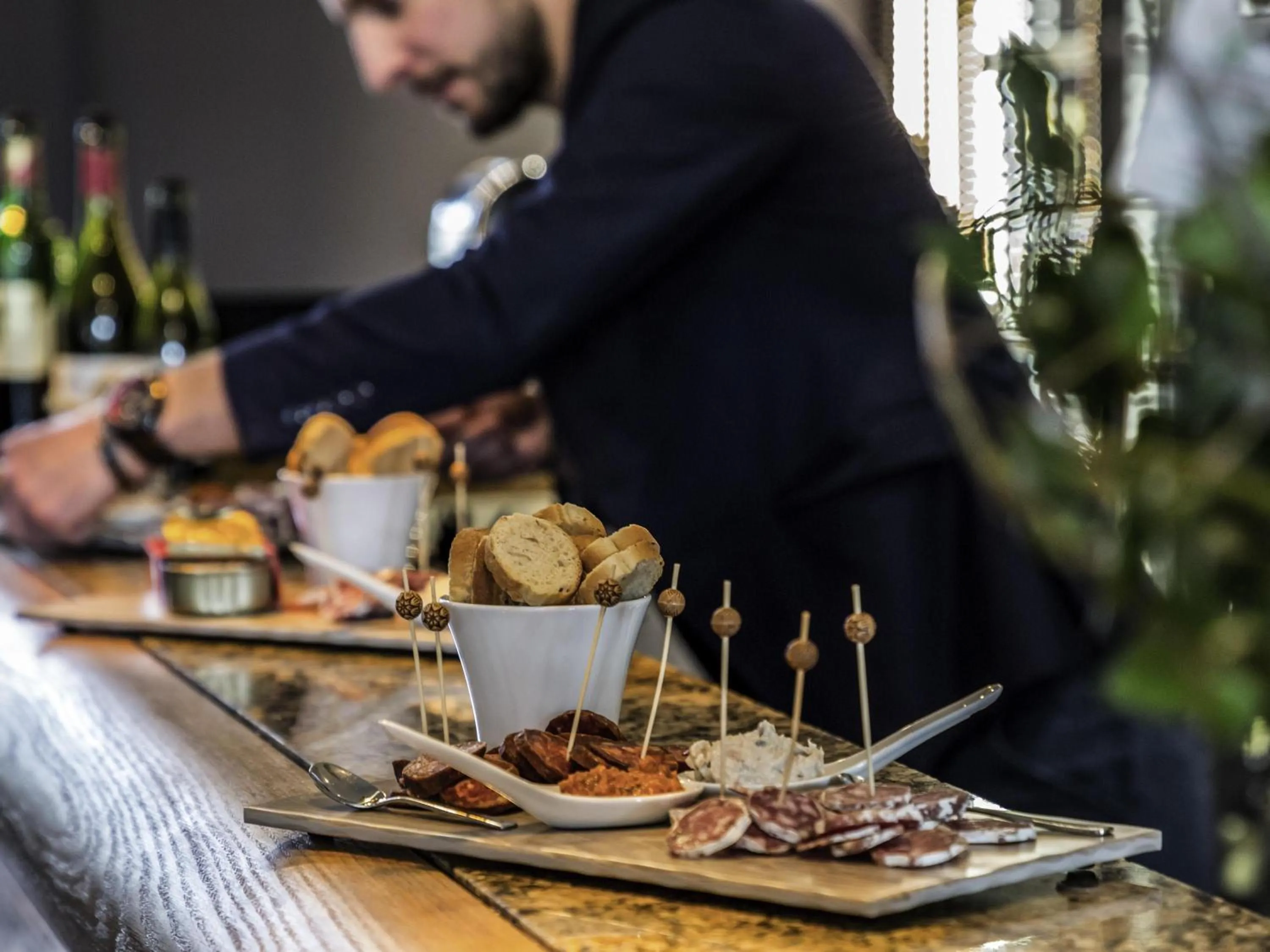 Lounge or bar in Hotel De Bourbon Grand Hotel Mercure Bourges