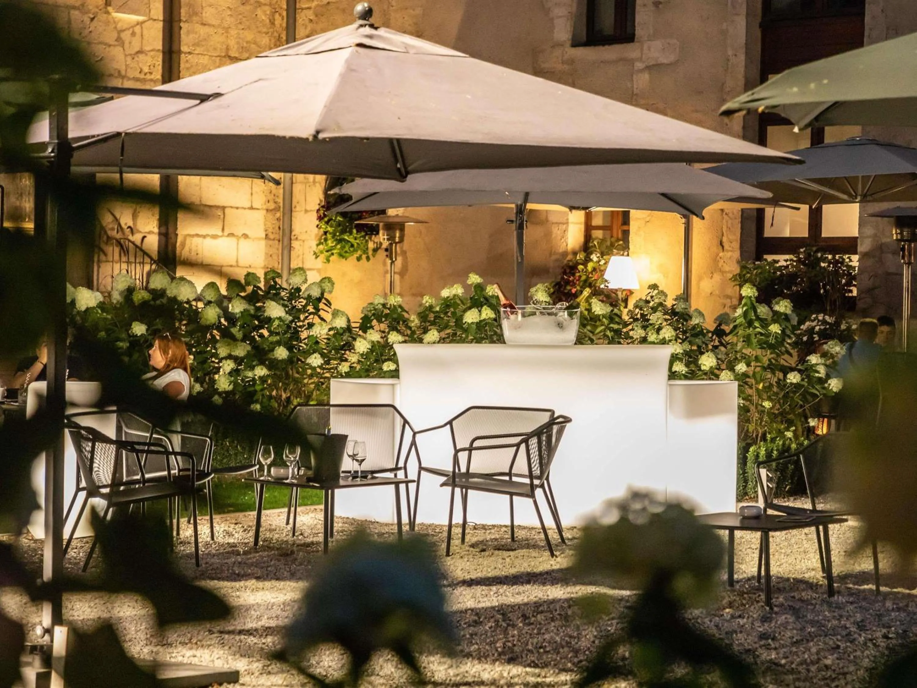 Lounge or bar in Hotel De Bourbon Grand Hotel Mercure Bourges