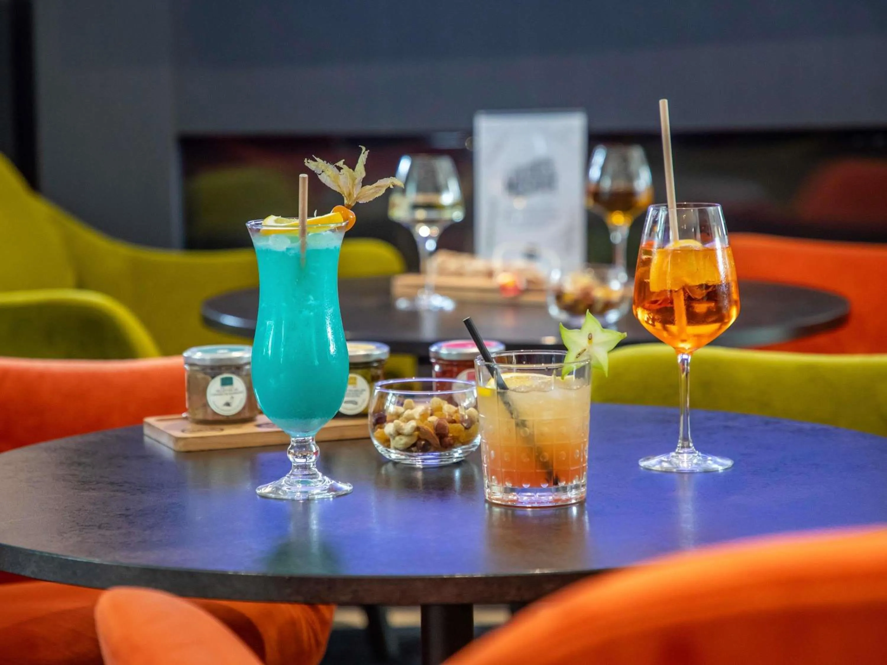 Lounge or bar in Hotel De Bourbon Grand Hotel Mercure Bourges