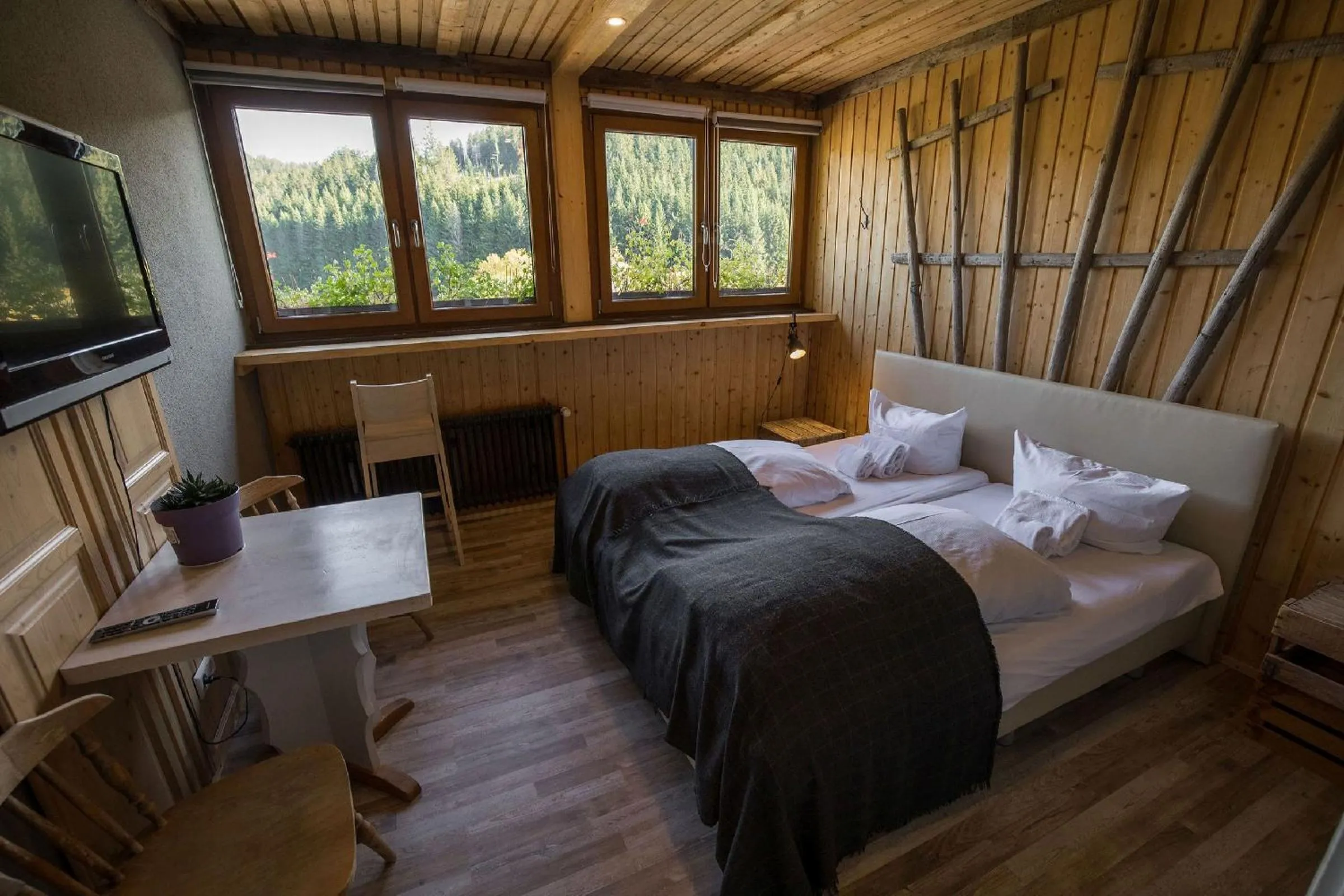 Bed in Berghotel und Restaurant Kräuter Chalet