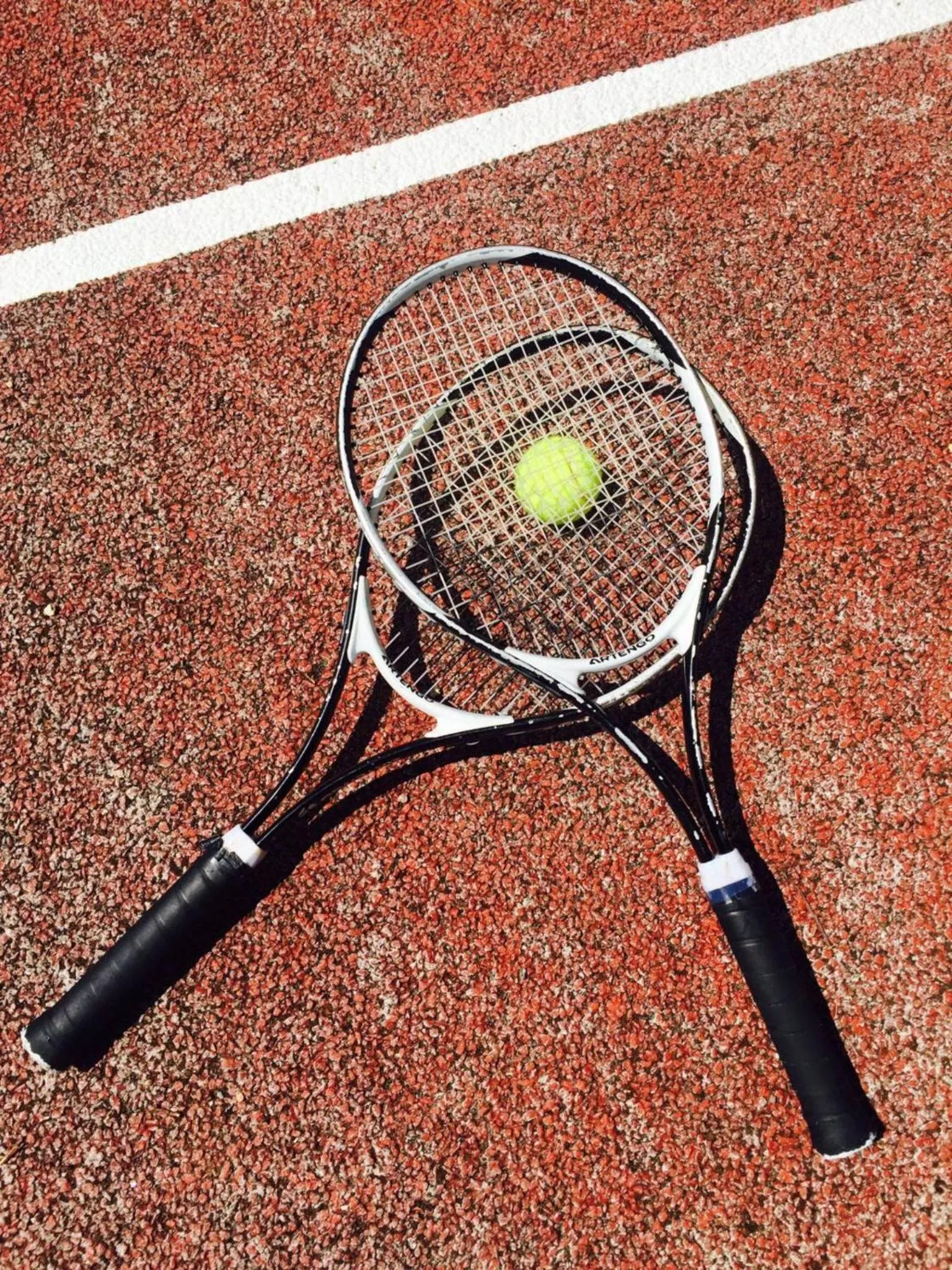 Tennis court in Novotel Fontainebleau Ury