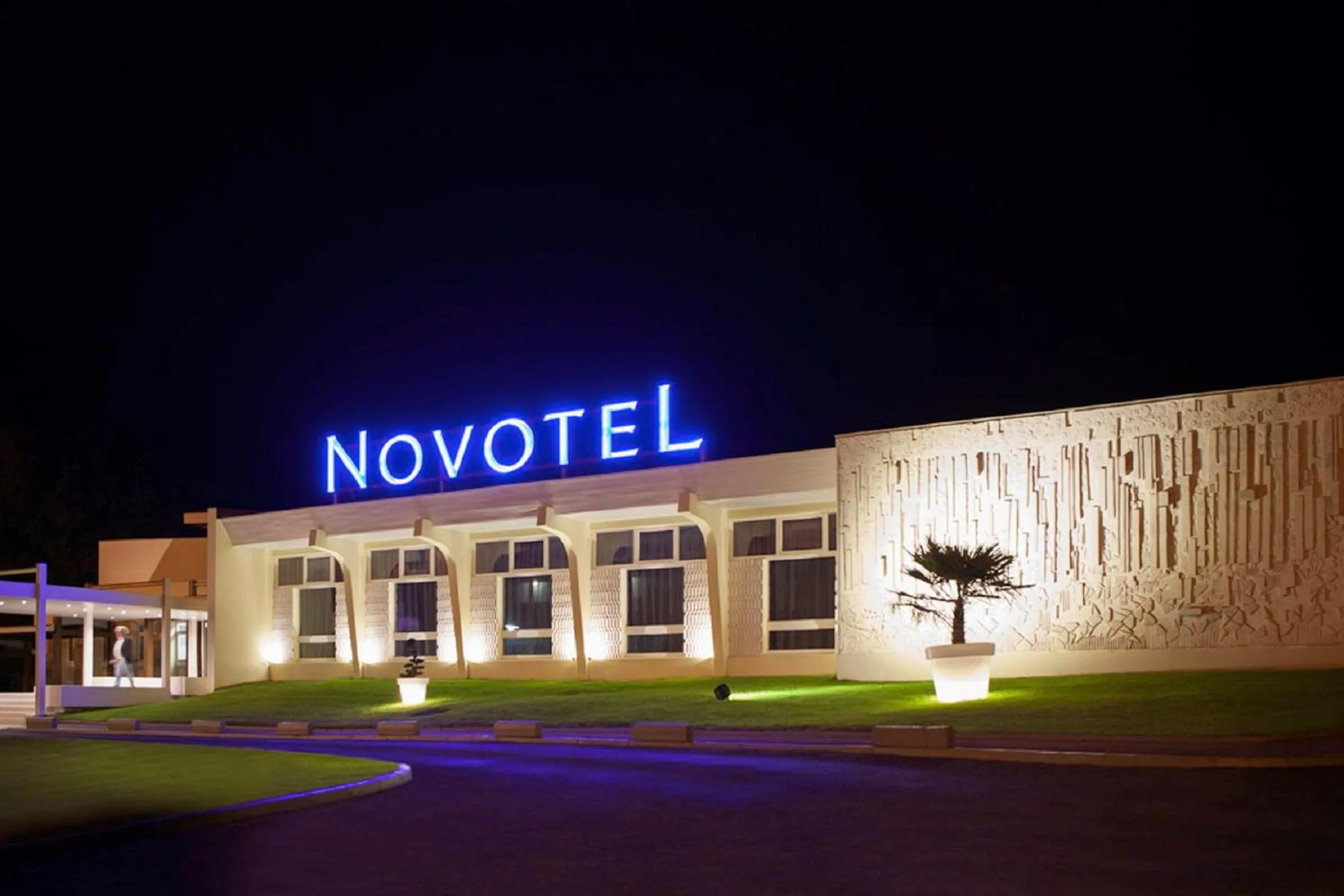 Facade/entrance in Novotel Fontainebleau Ury