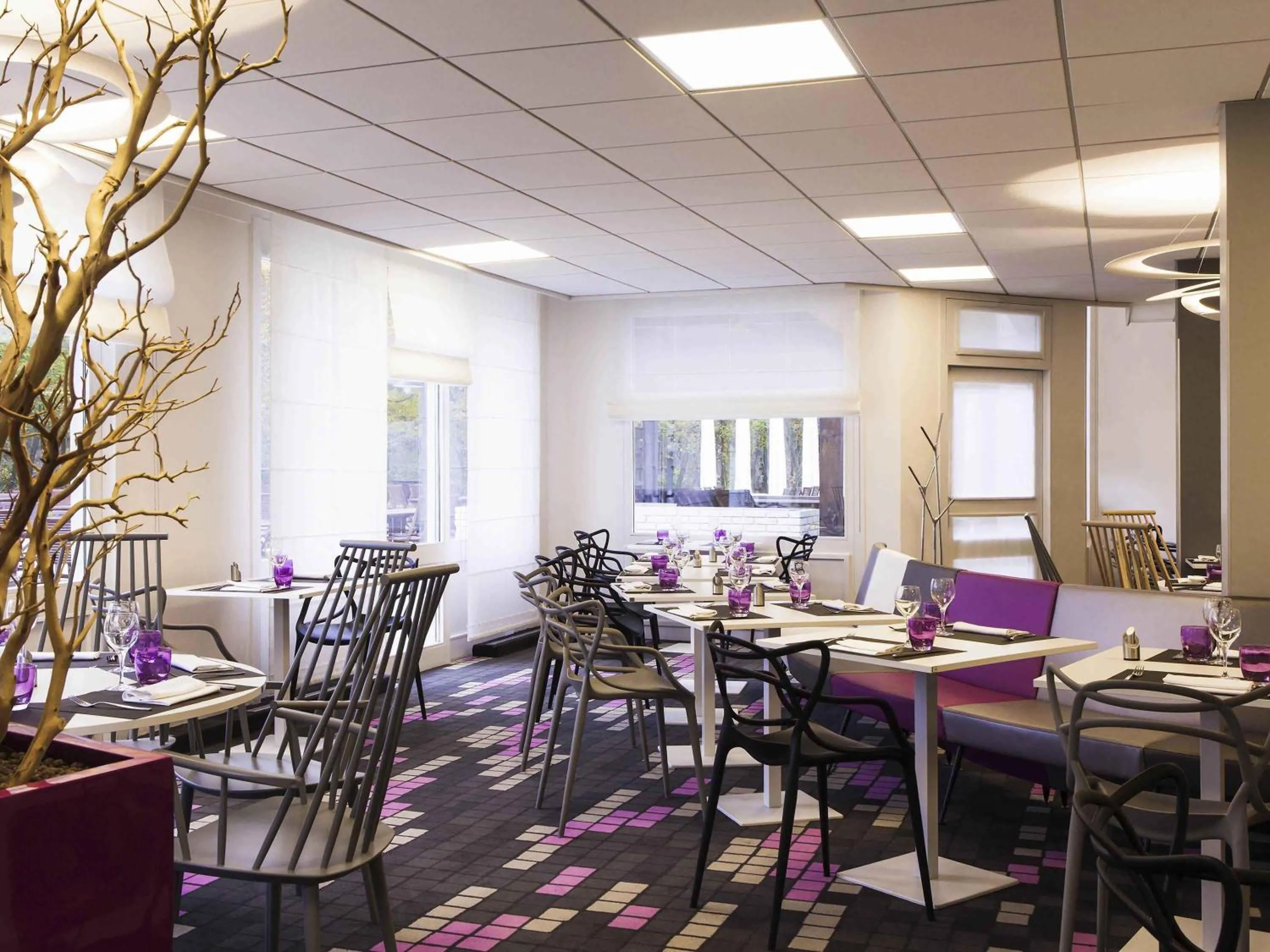 Restaurant/places to eat in Novotel Fontainebleau Ury