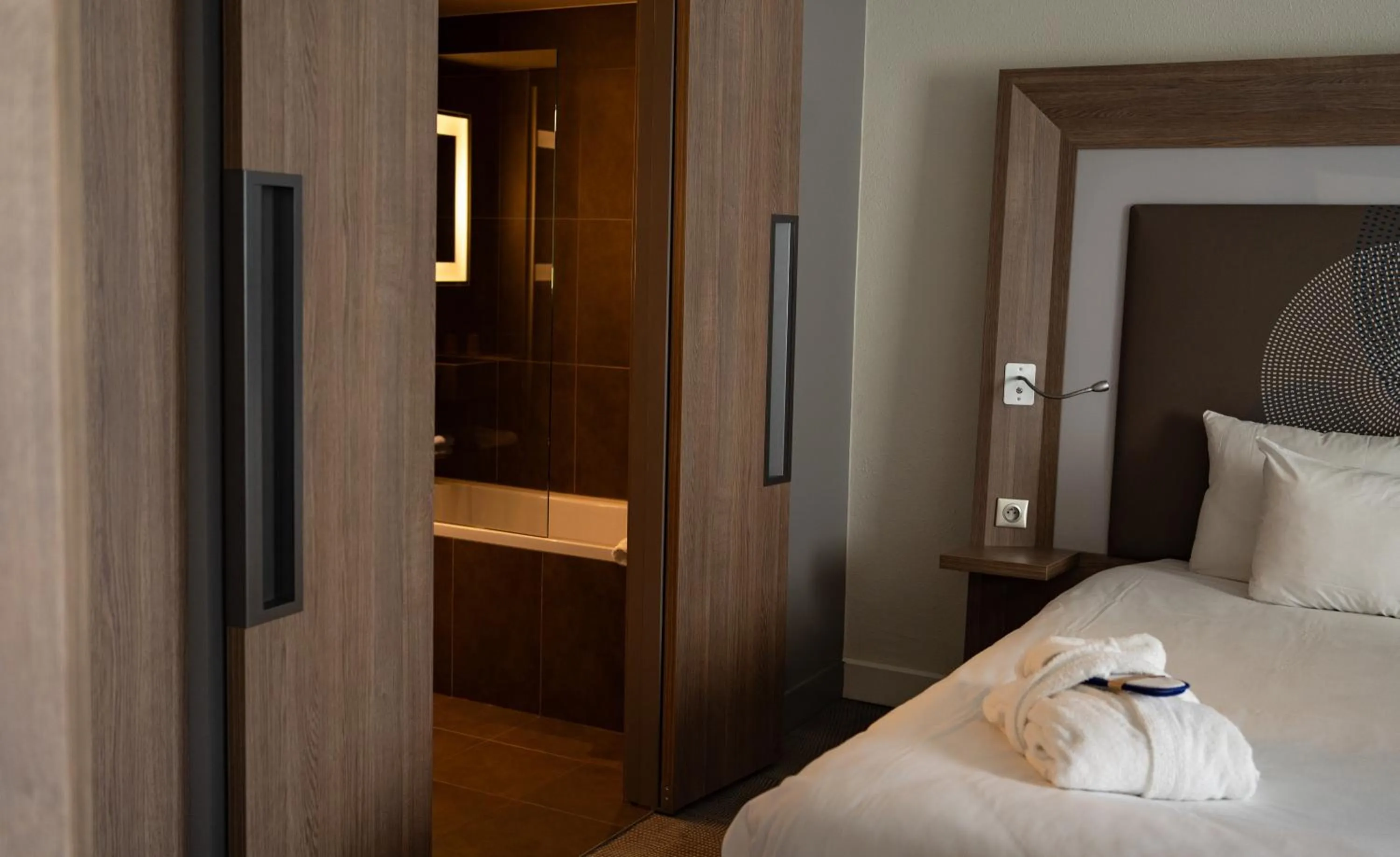 Bathroom, Bed in Novotel Fontainebleau Ury