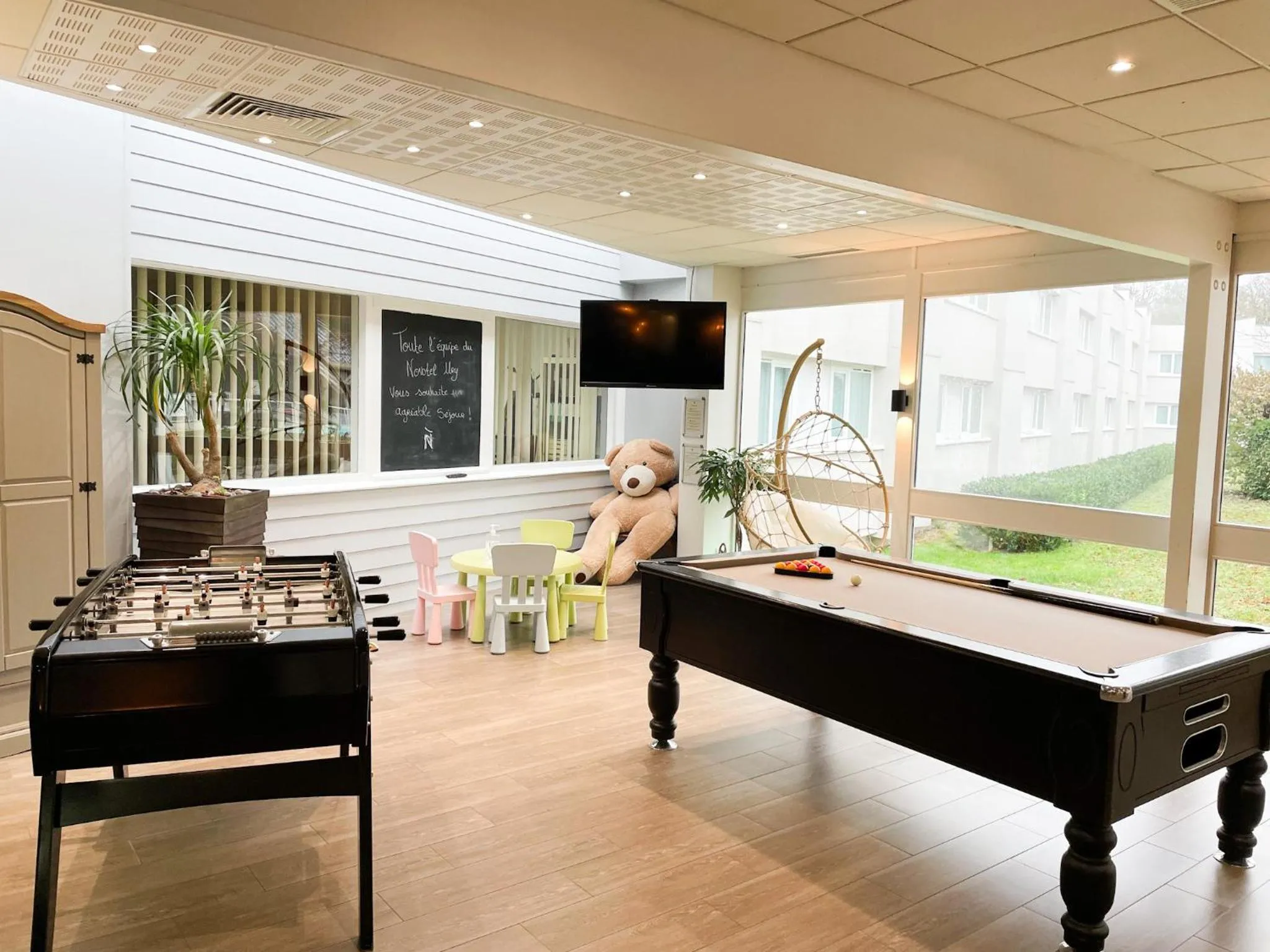 Billiard in Novotel Fontainebleau Ury