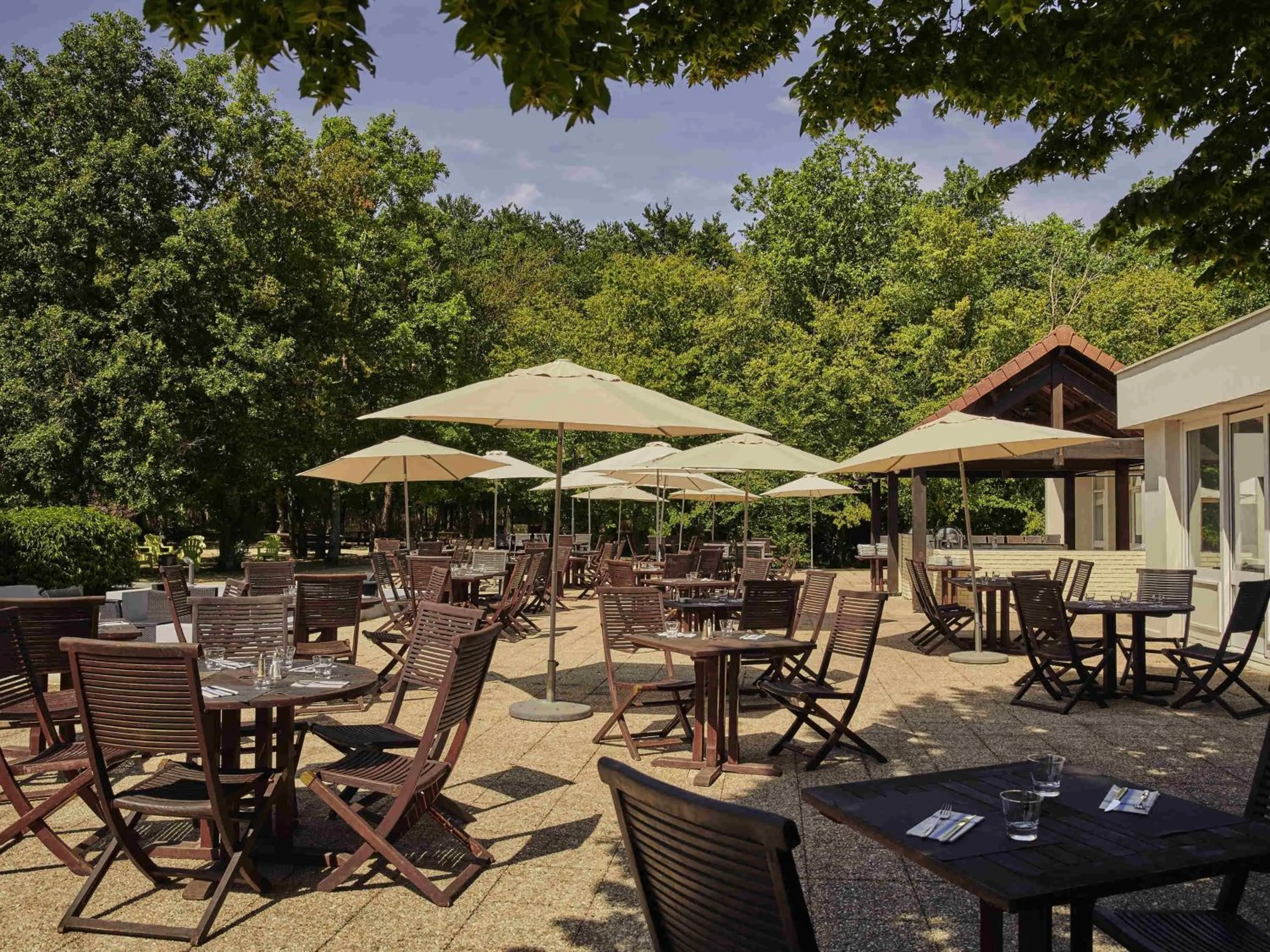 Restaurant/places to eat in Novotel Fontainebleau Ury