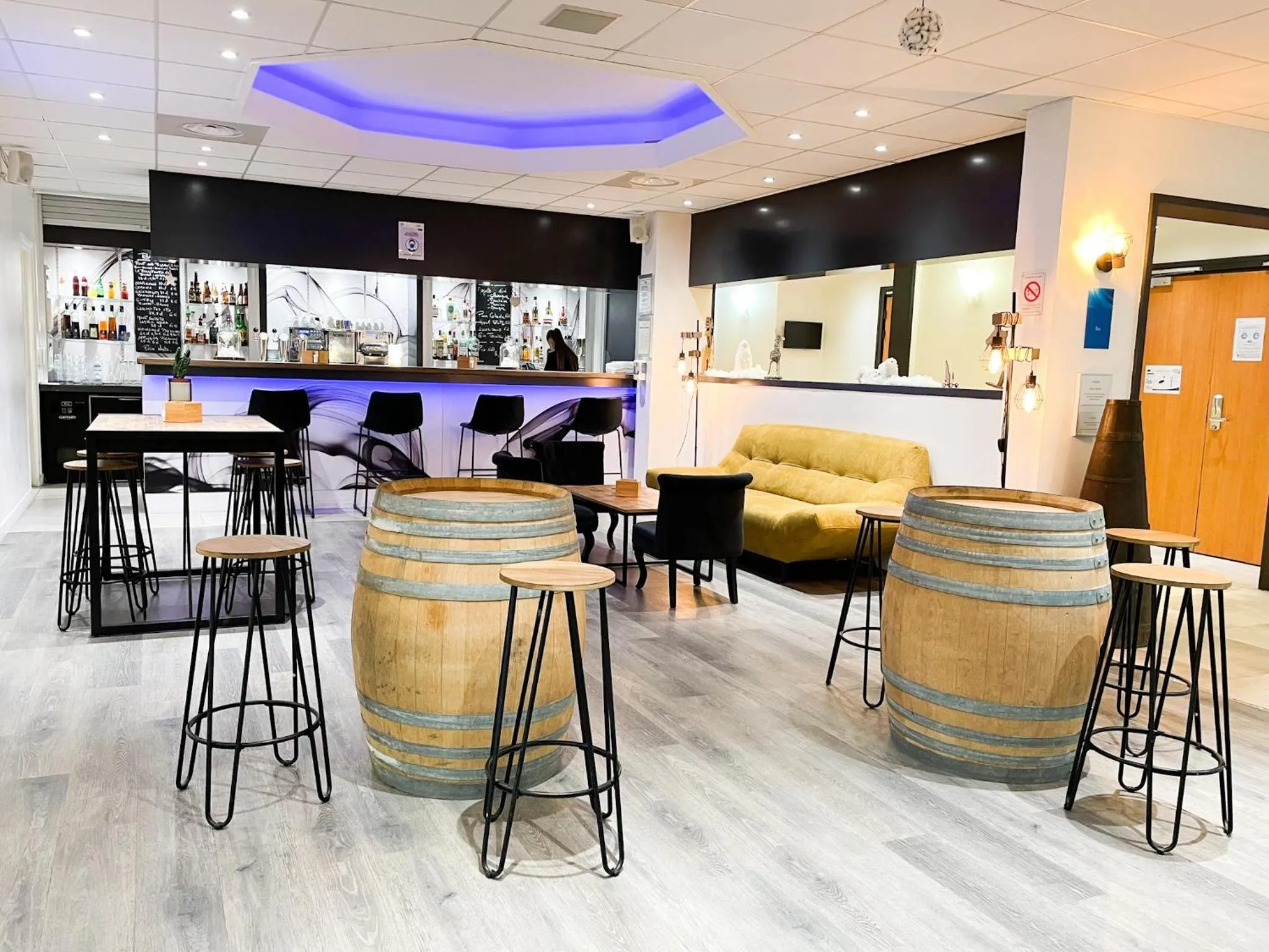 Lounge or bar in Novotel Fontainebleau Ury