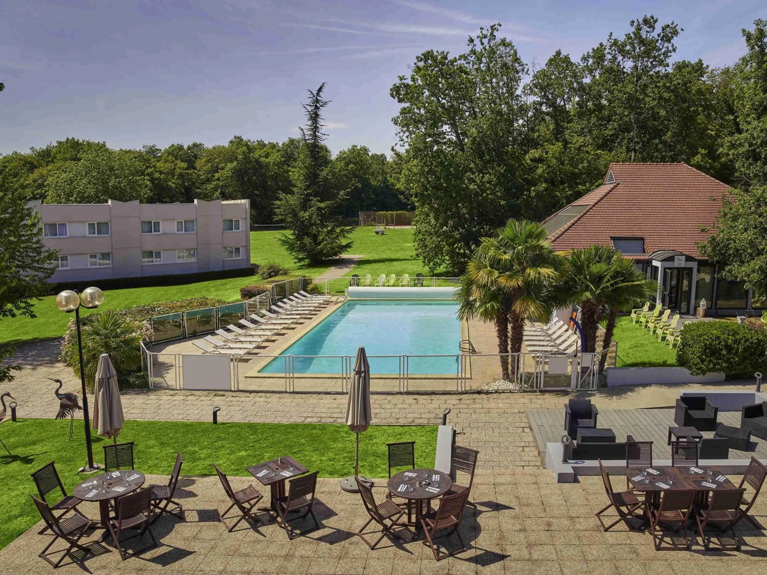 Property building in Novotel Fontainebleau Ury