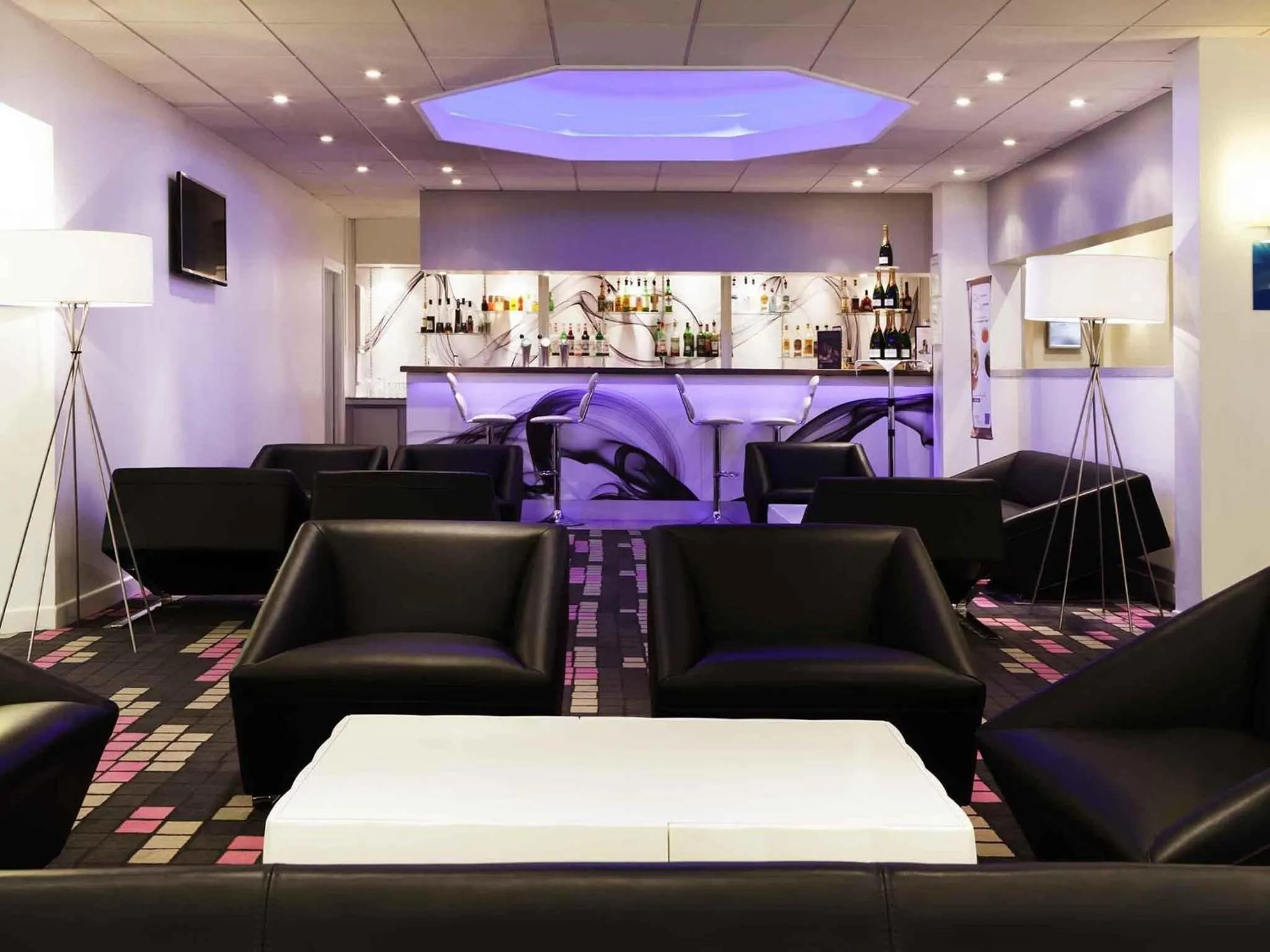 Lounge or bar in Novotel Fontainebleau Ury