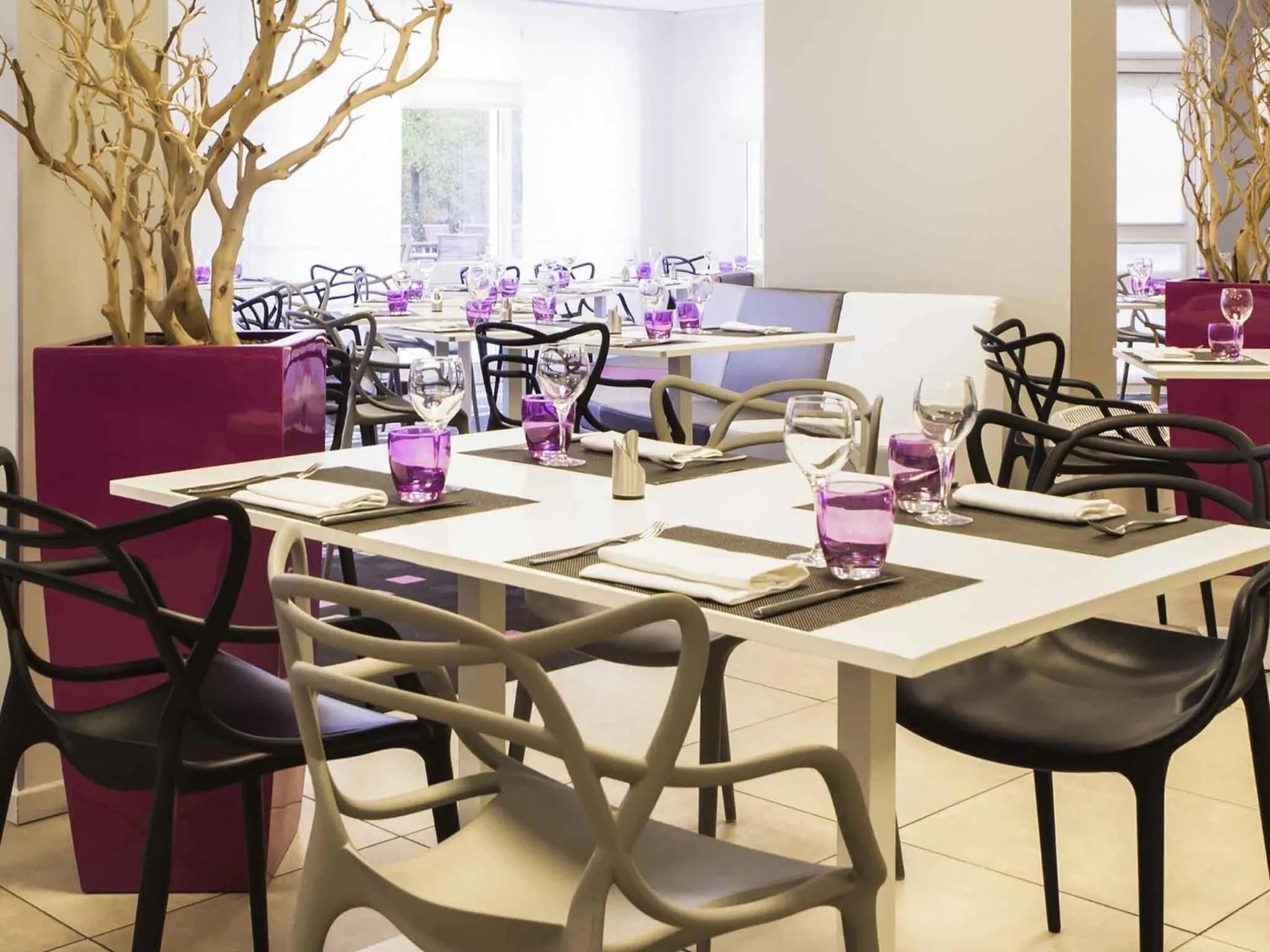 Restaurant/places to eat in Novotel Fontainebleau Ury