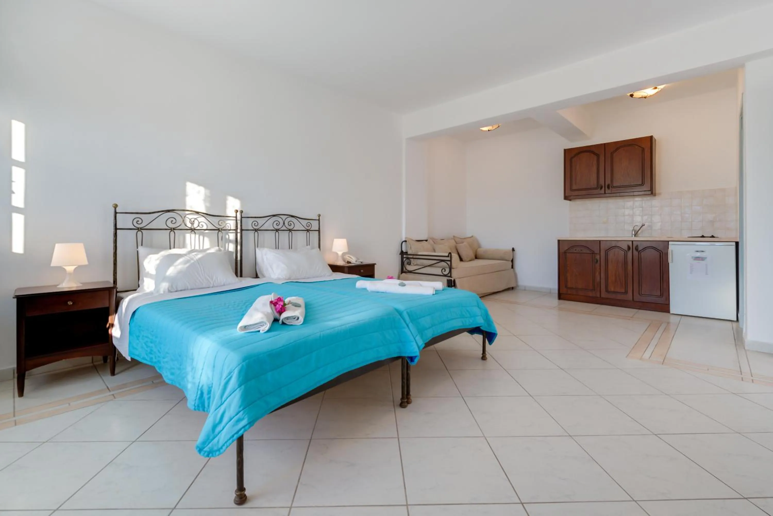 Kitchen or kitchenette, Bed in Joy Beach Ηotel