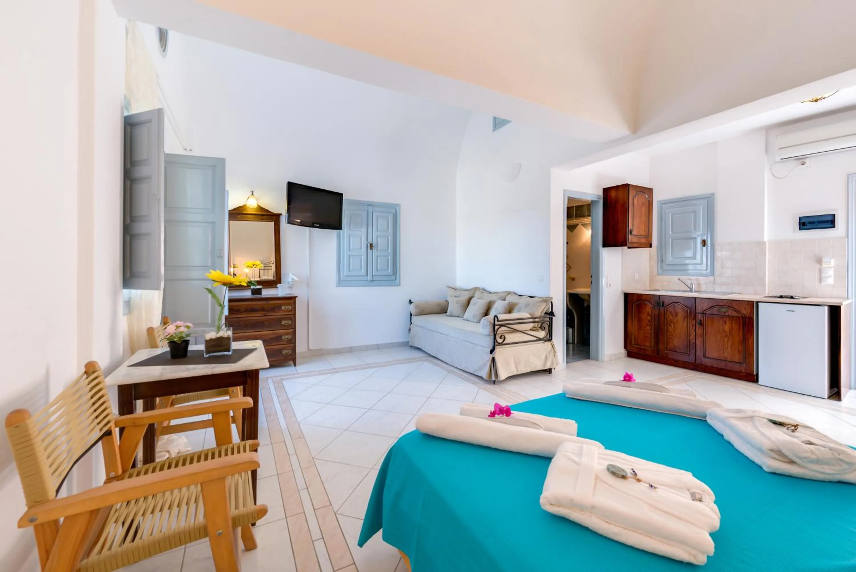 Kitchen or kitchenette, Bed in Joy Beach Ηotel
