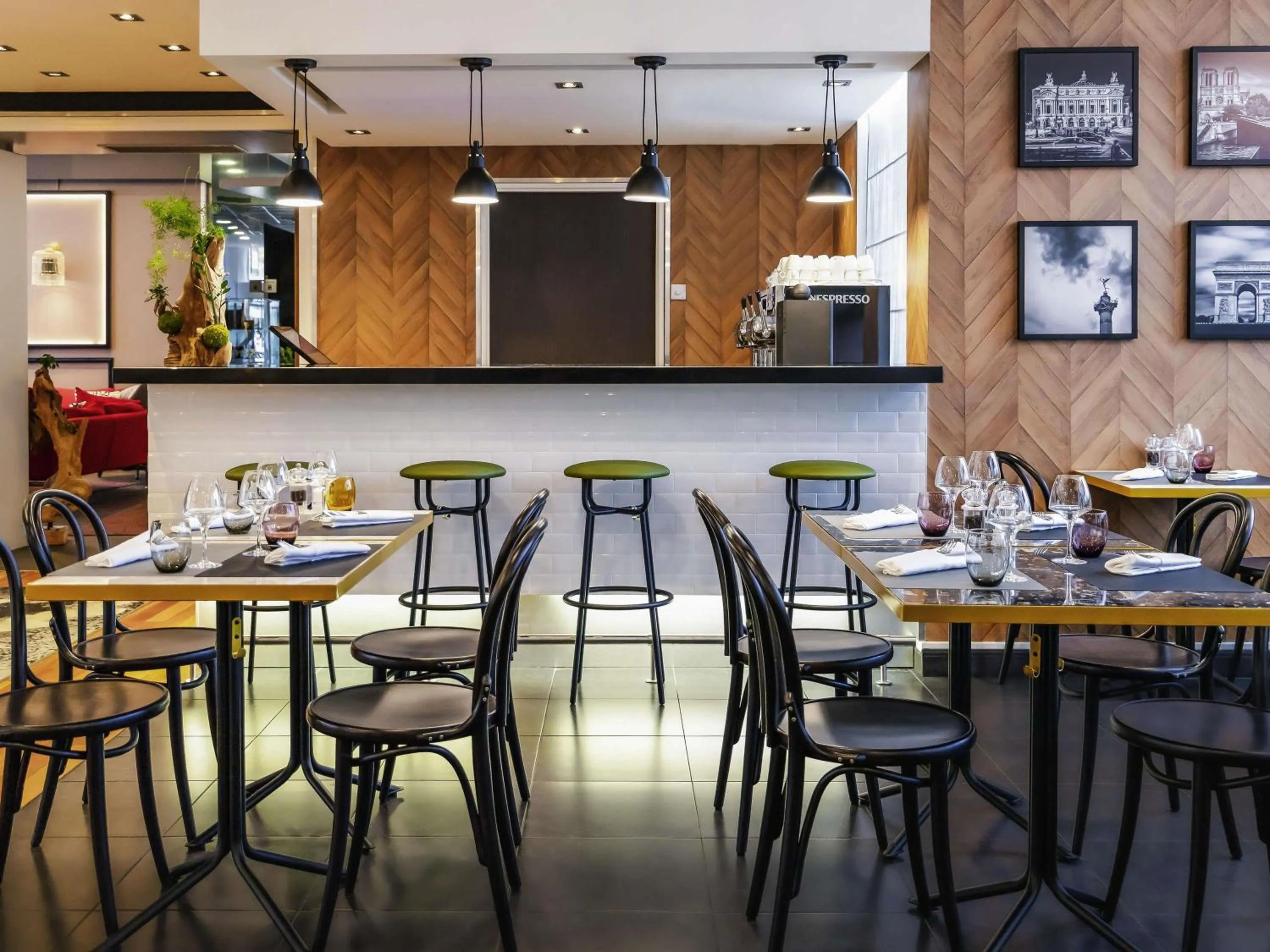 Restaurant/places to eat in Novotel Paris 17