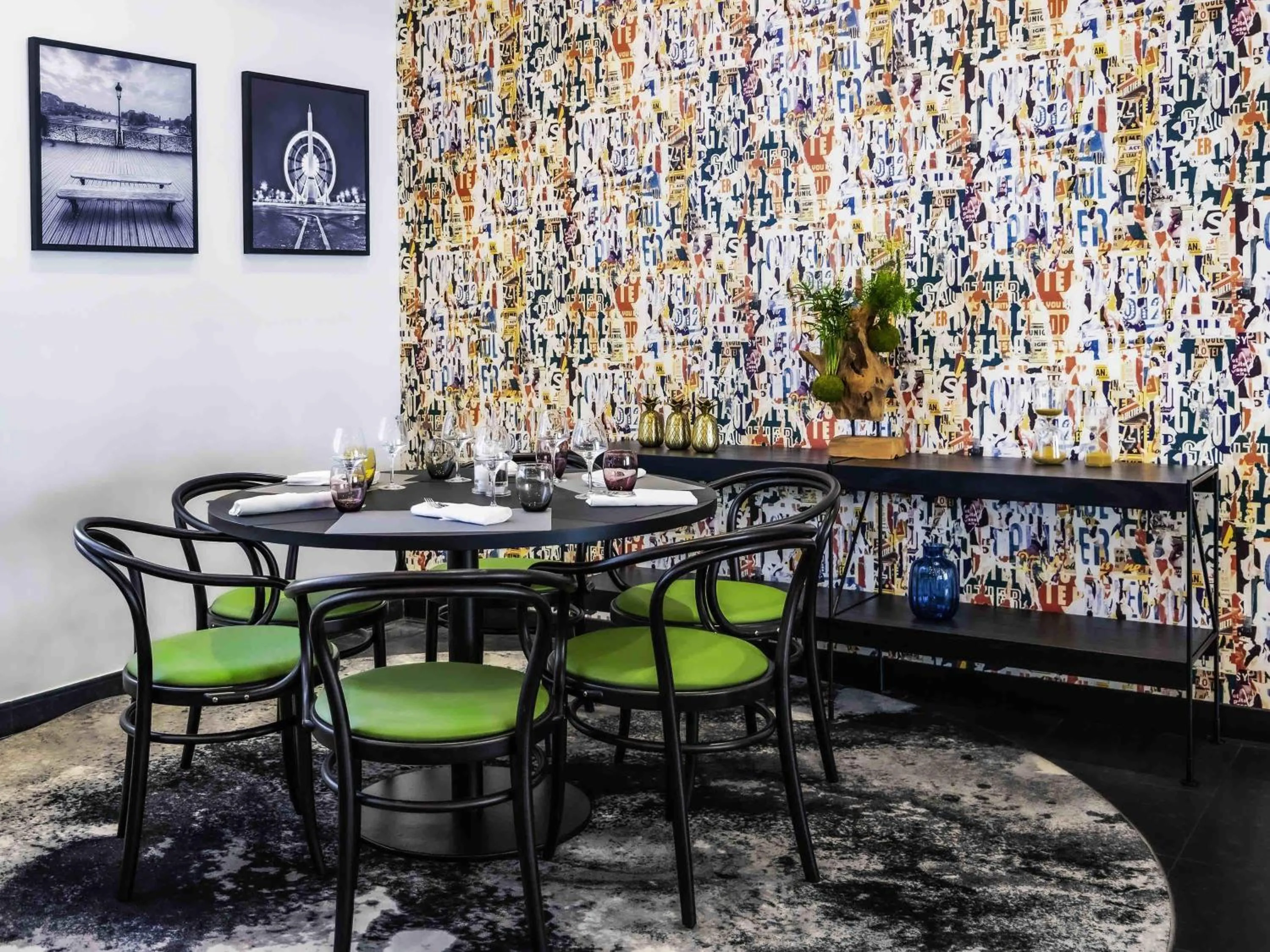 Restaurant/places to eat in Novotel Paris 17