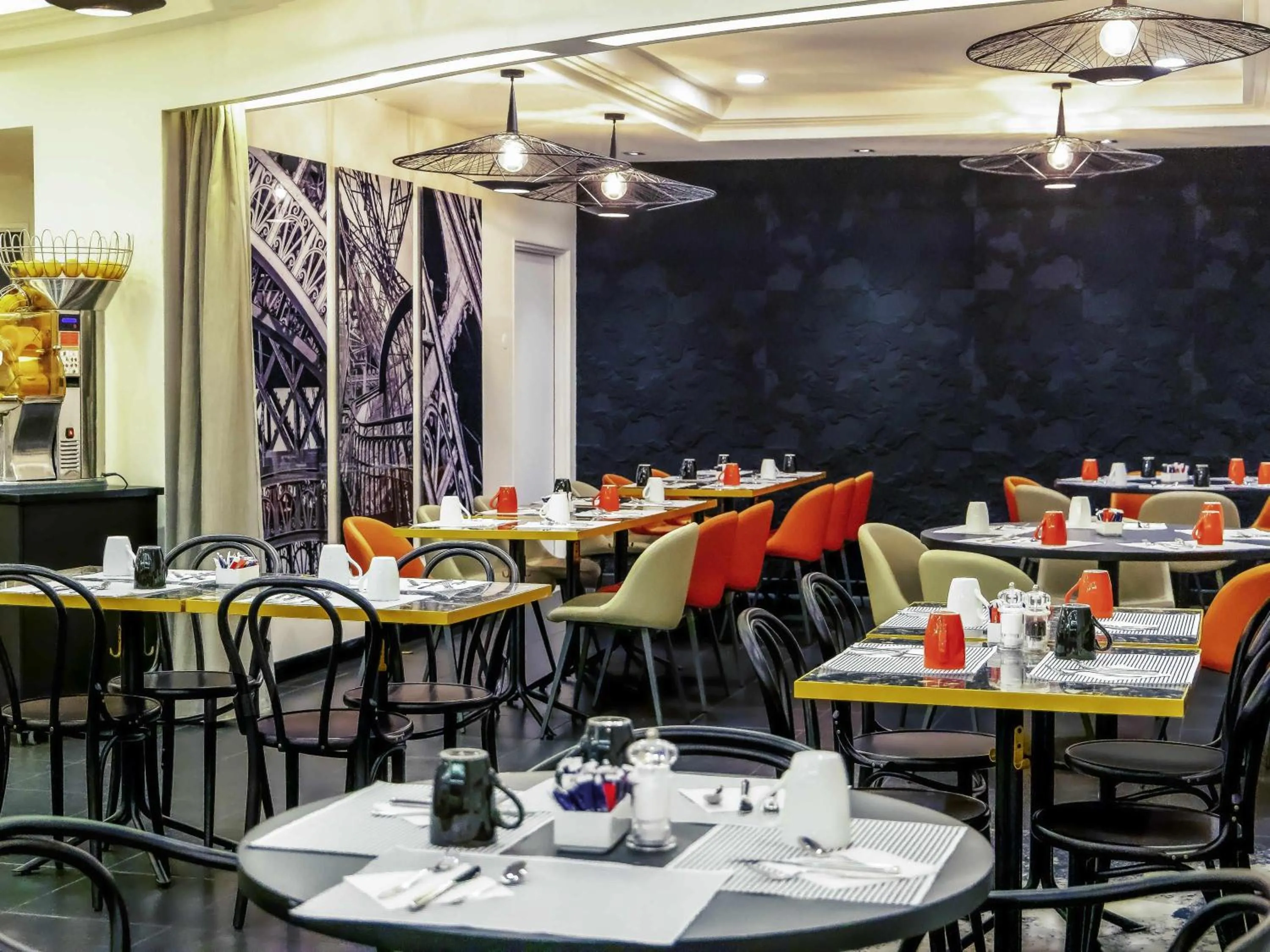 Restaurant/places to eat in Novotel Paris 17