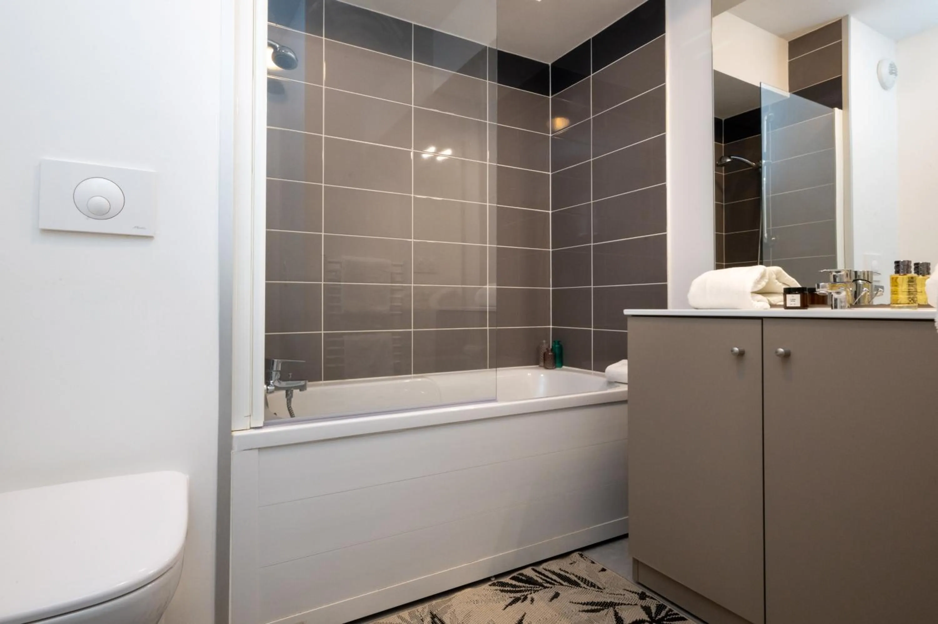 Bathroom in Nemea Appart Hotel Grand Cœur Nancy Centre