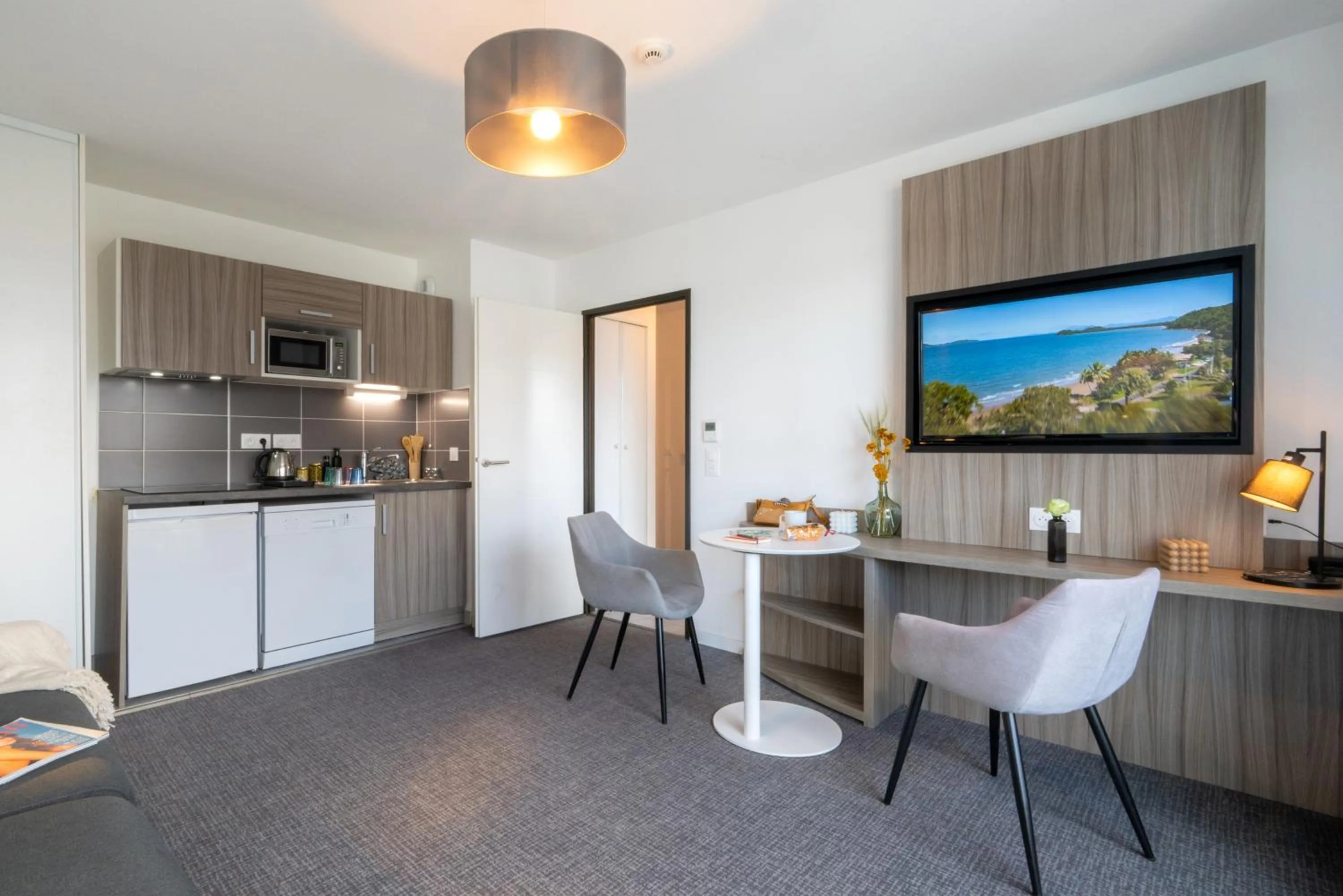Dining area in Nemea Appart Hotel Grand Cœur Nancy Centre