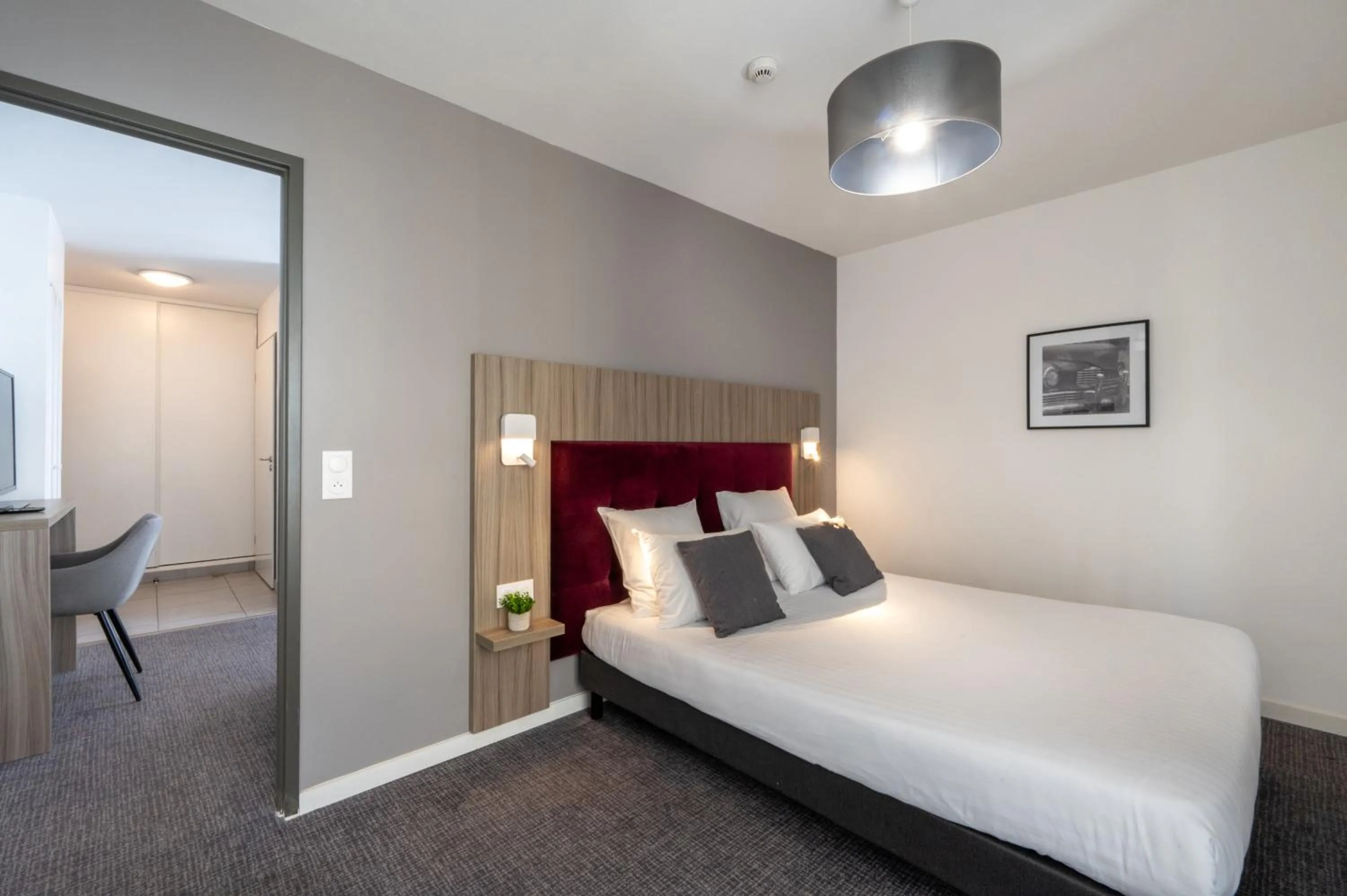 Bedroom, Bed in Nemea Appart Hotel Grand Cœur Nancy Centre