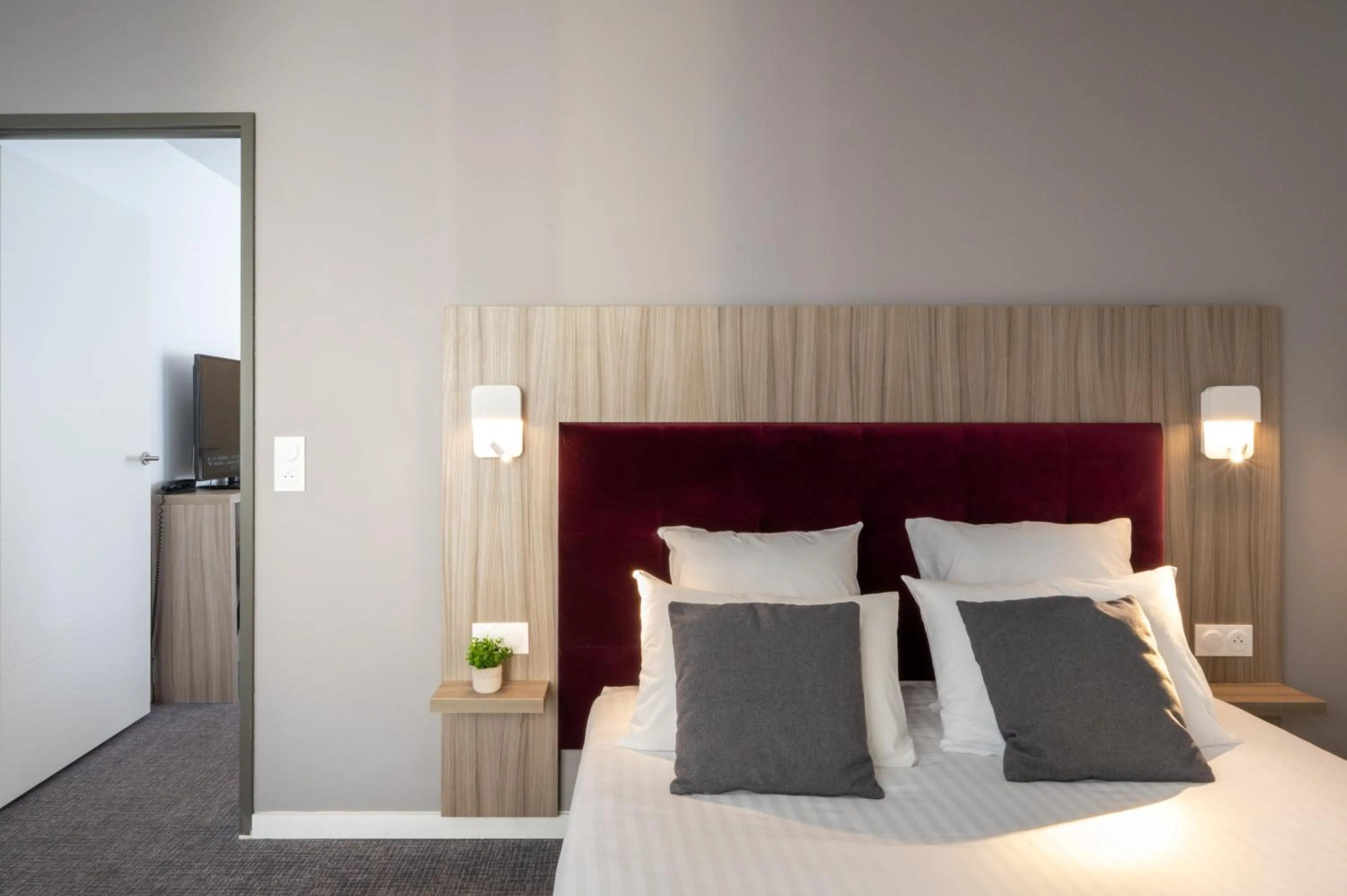 Bedroom, Bed in Nemea Appart Hotel Grand Cœur Nancy Centre