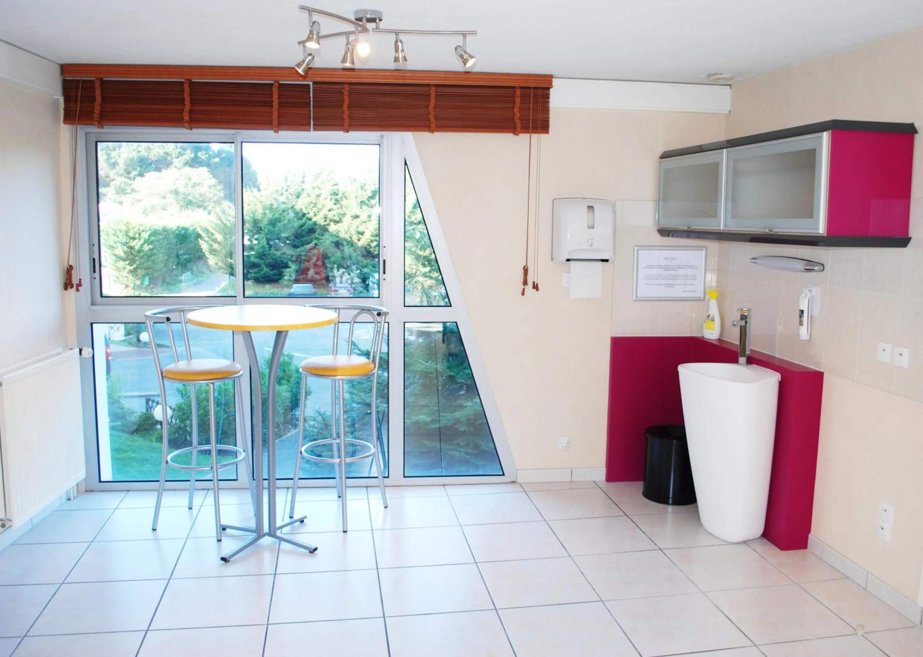 Dining area in Mercure Vannes Le Port