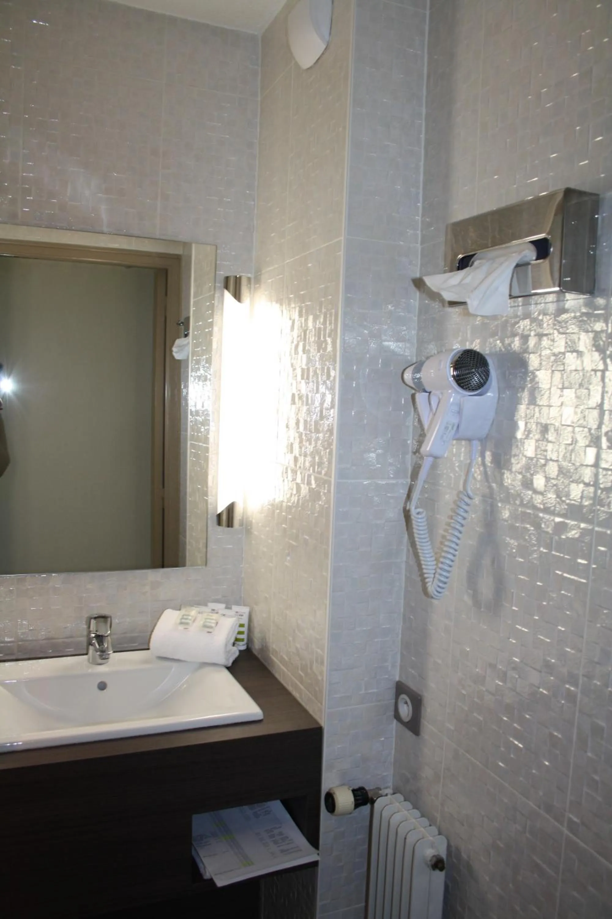 Bathroom in Mercure Vannes Le Port