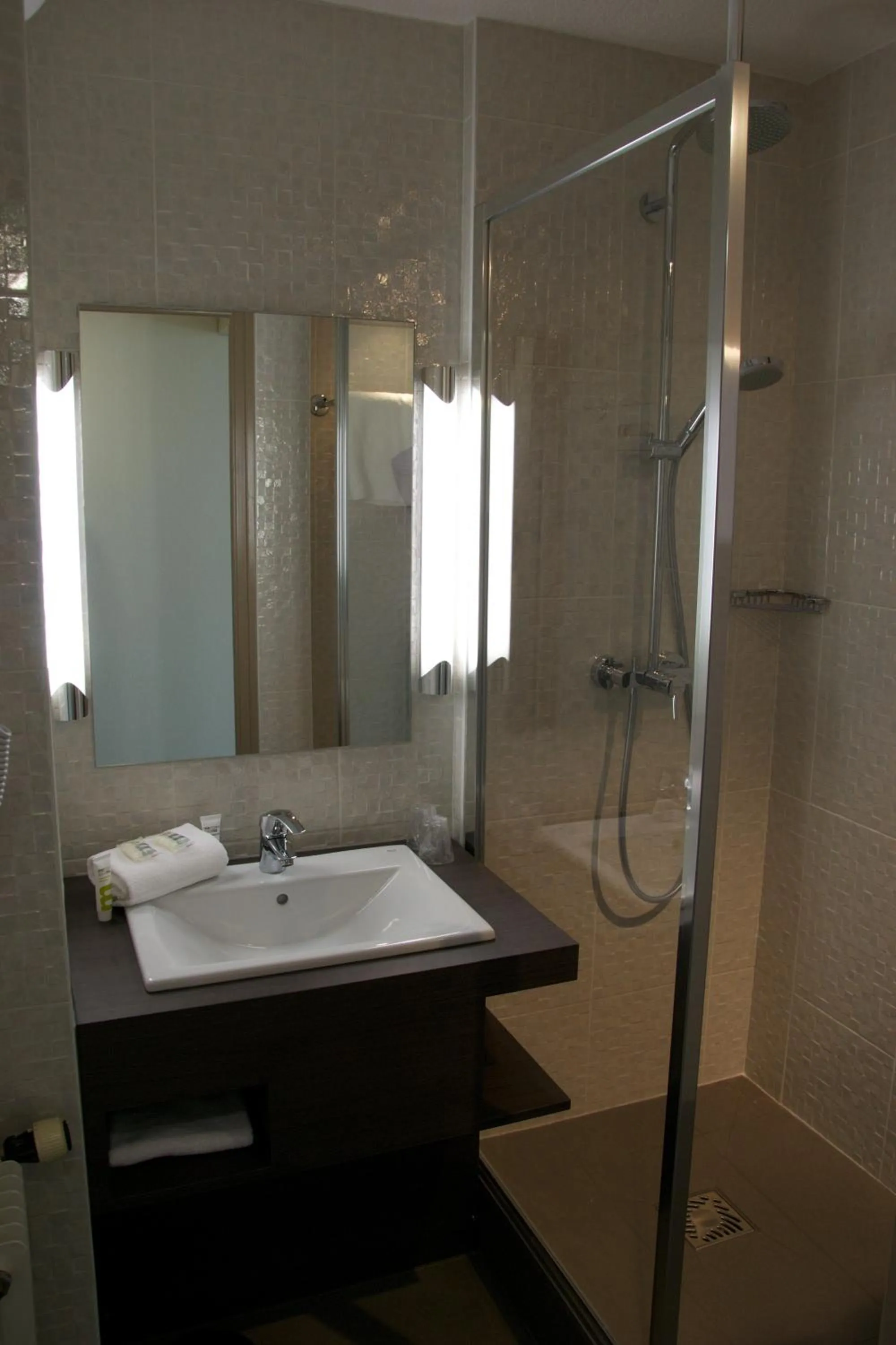 Shower in Mercure Vannes Le Port