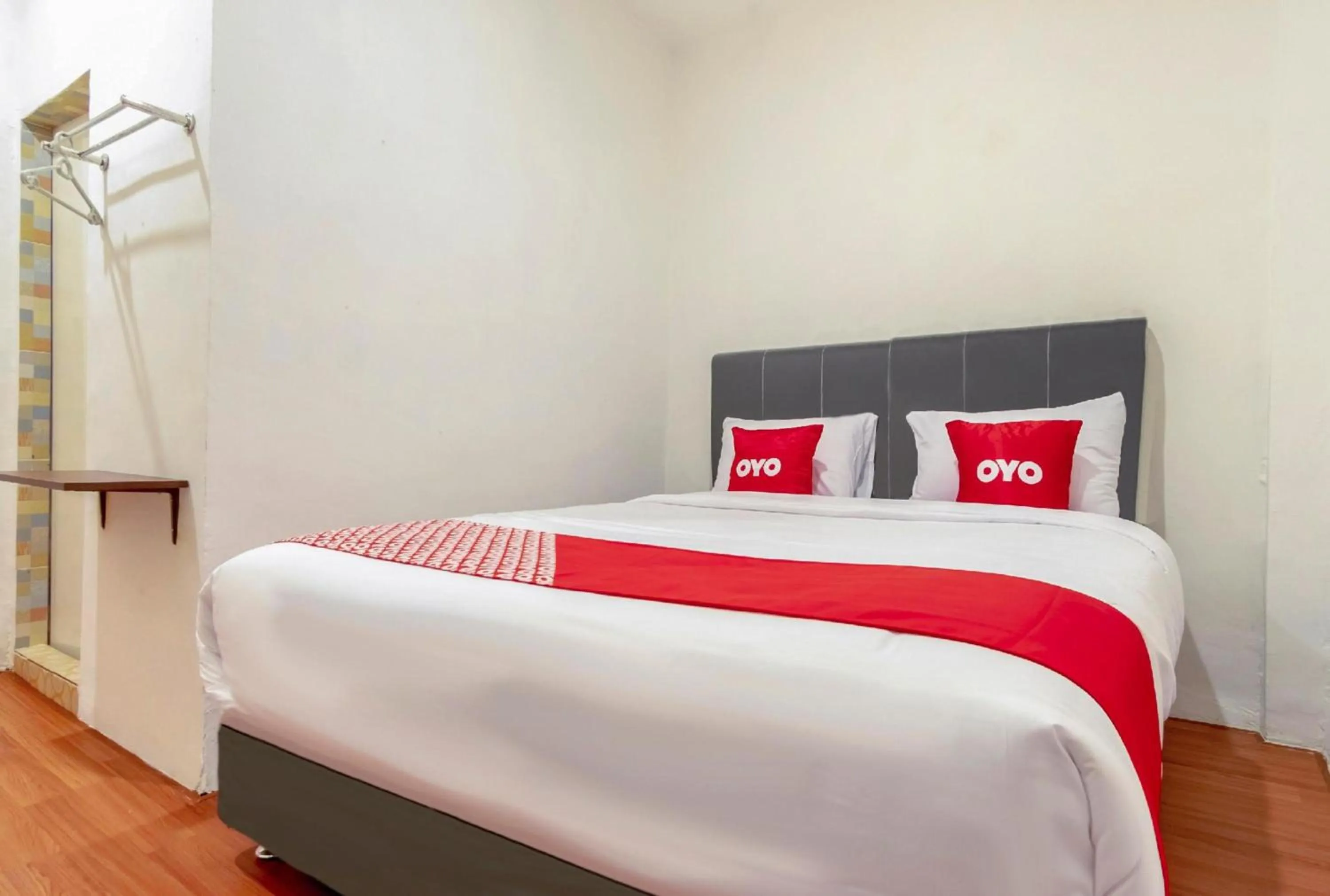 Photo of the whole room, Bed in Collection O Medan City Near Rsud Dr Pirngadi Formerly Tmj Guest House