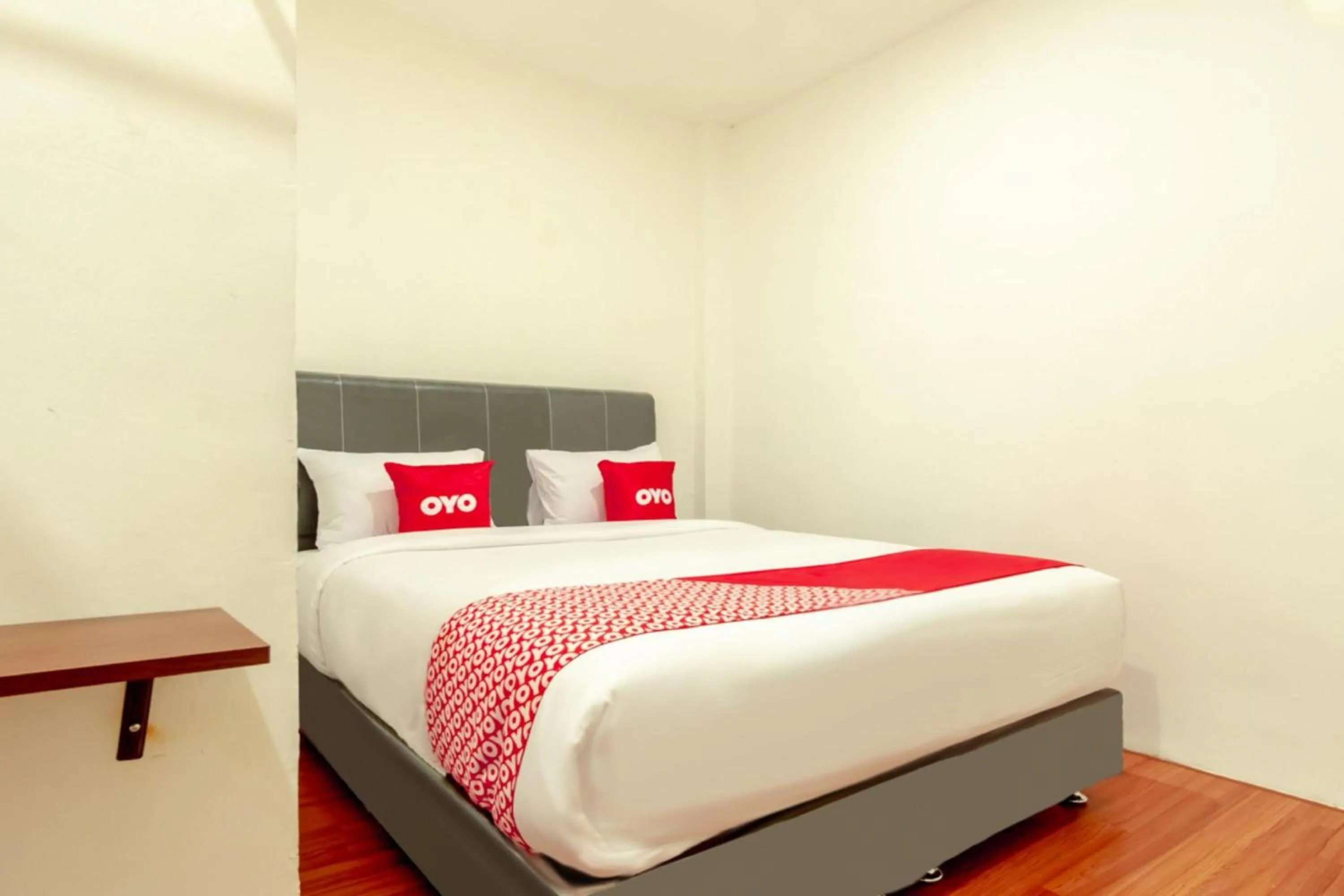 Photo of the whole room, Bed in Collection O Medan City Near Rsud Dr Pirngadi Formerly Tmj Guest House