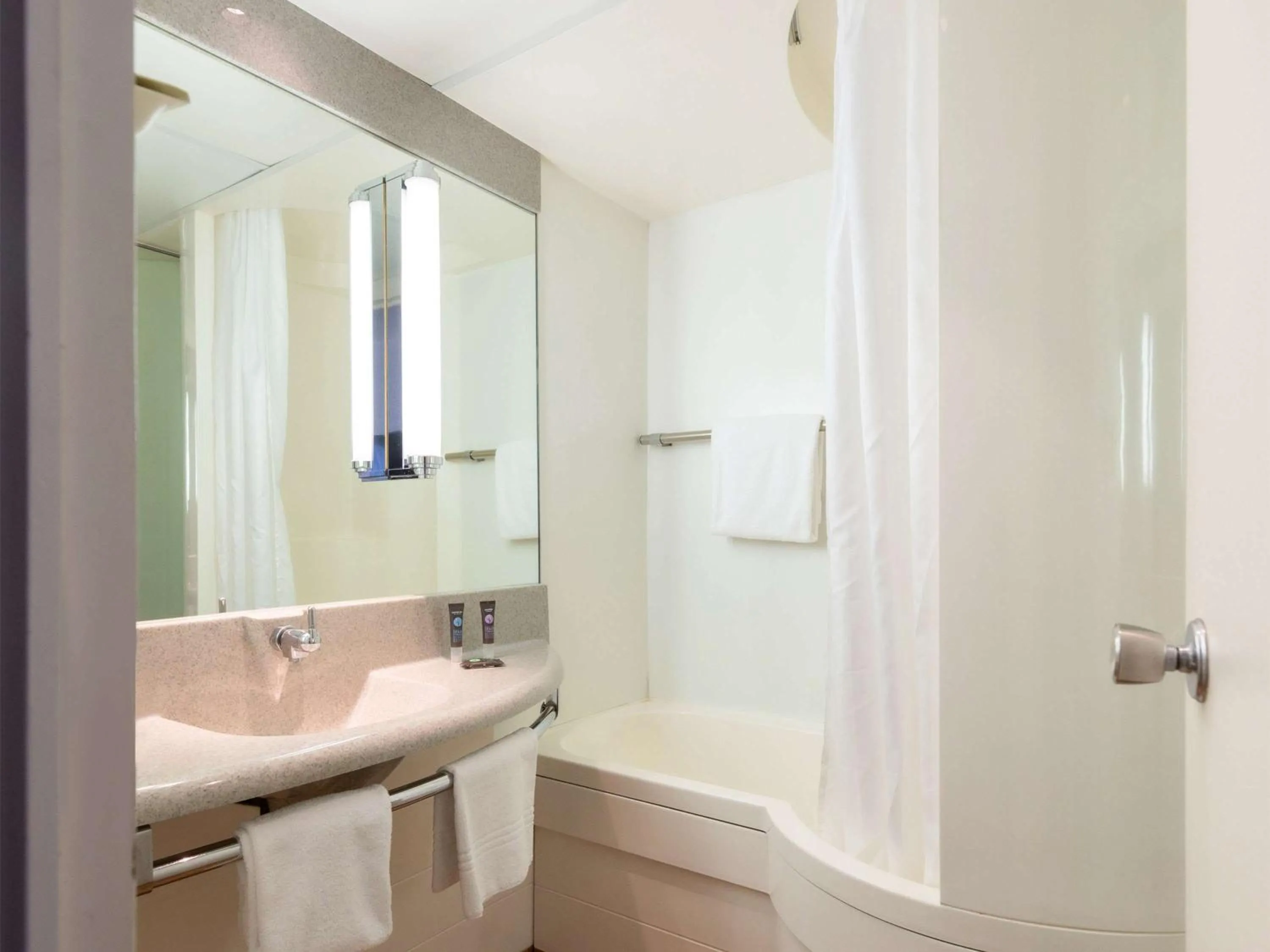 Photo of the whole room, Bathroom in Novotel Genève Aéroport France