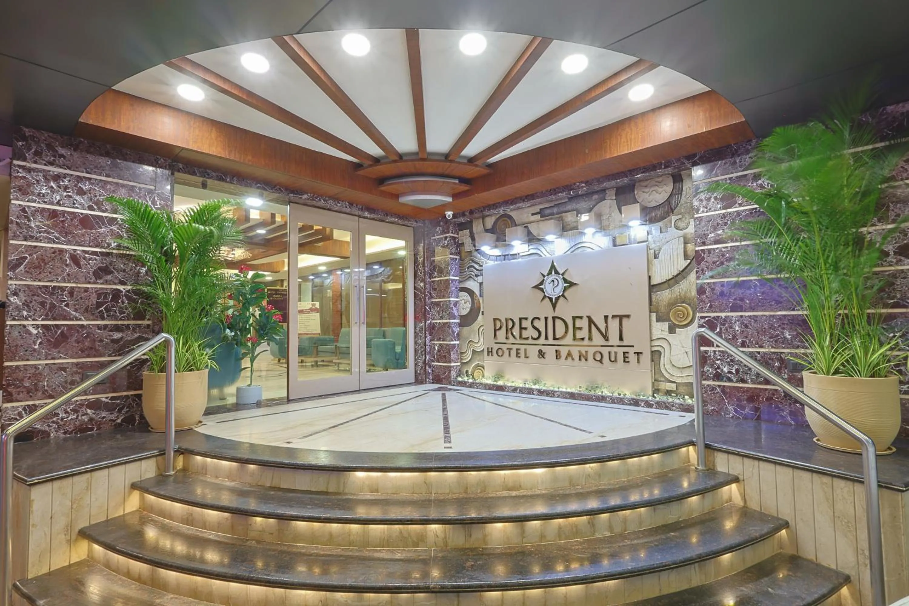 Facade/entrance in Hotel President