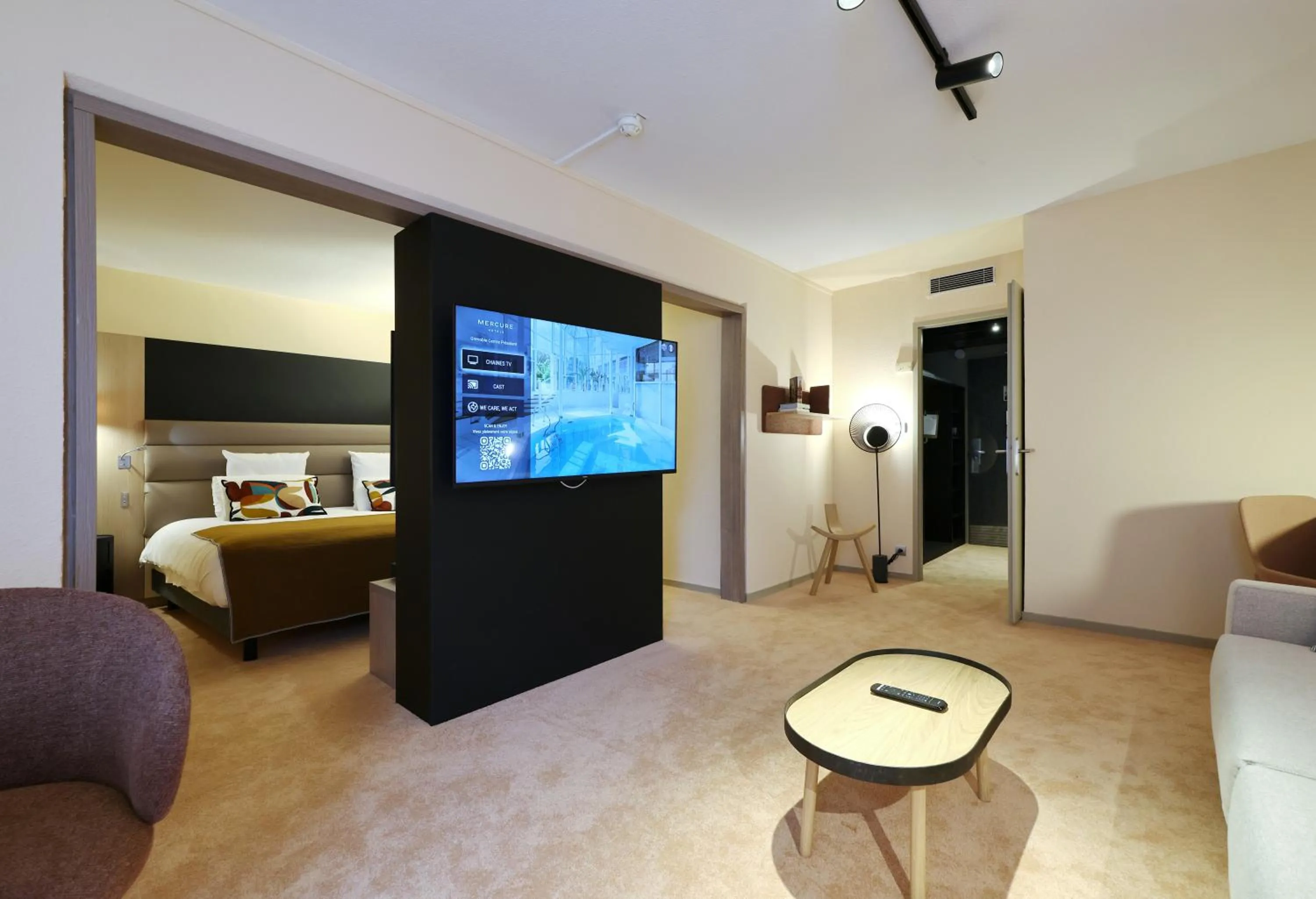 Seating area, Bed in Mercure Grenoble Centre Porte des Alpes