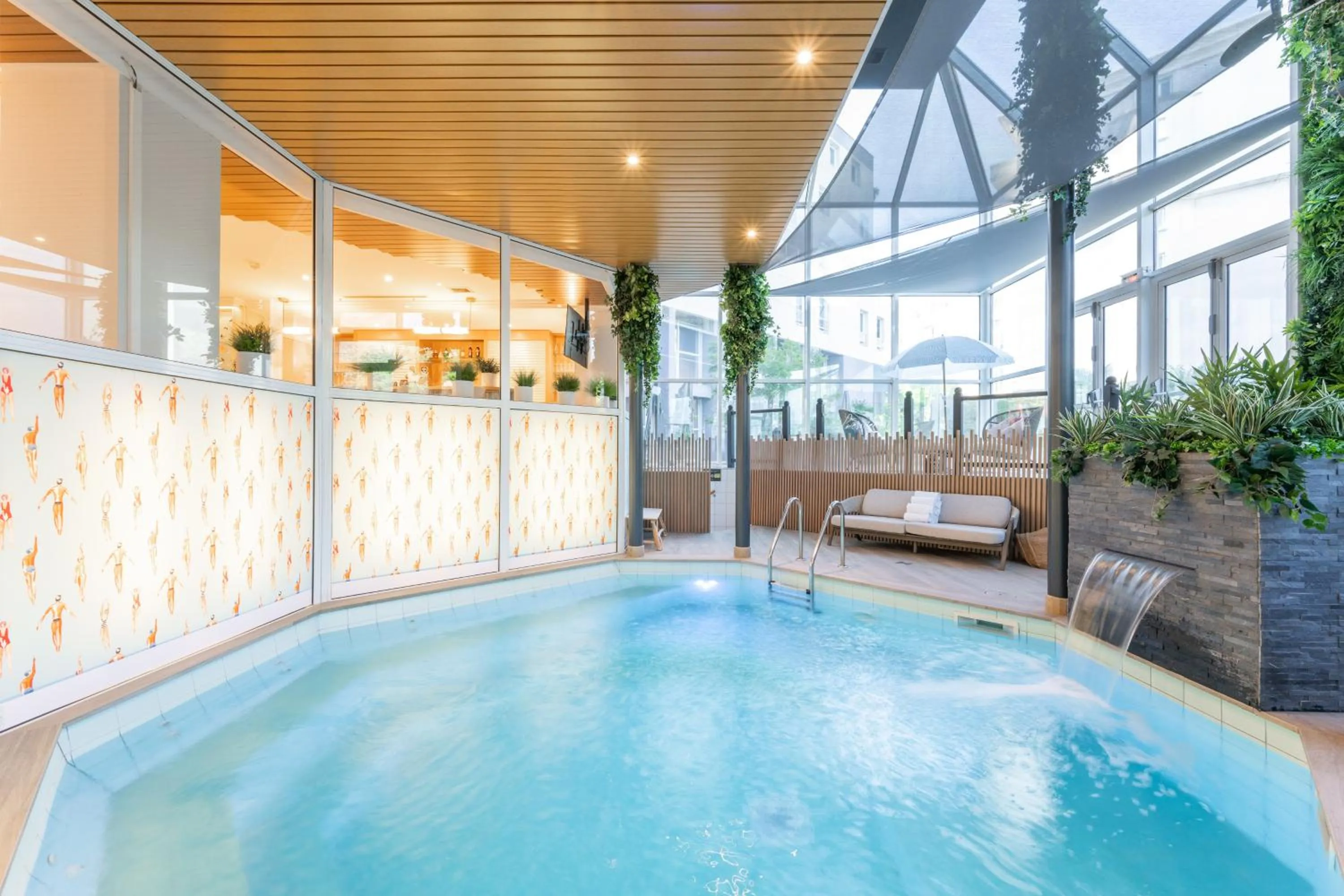 Swimming pool in Mercure Grenoble Centre Porte des Alpes