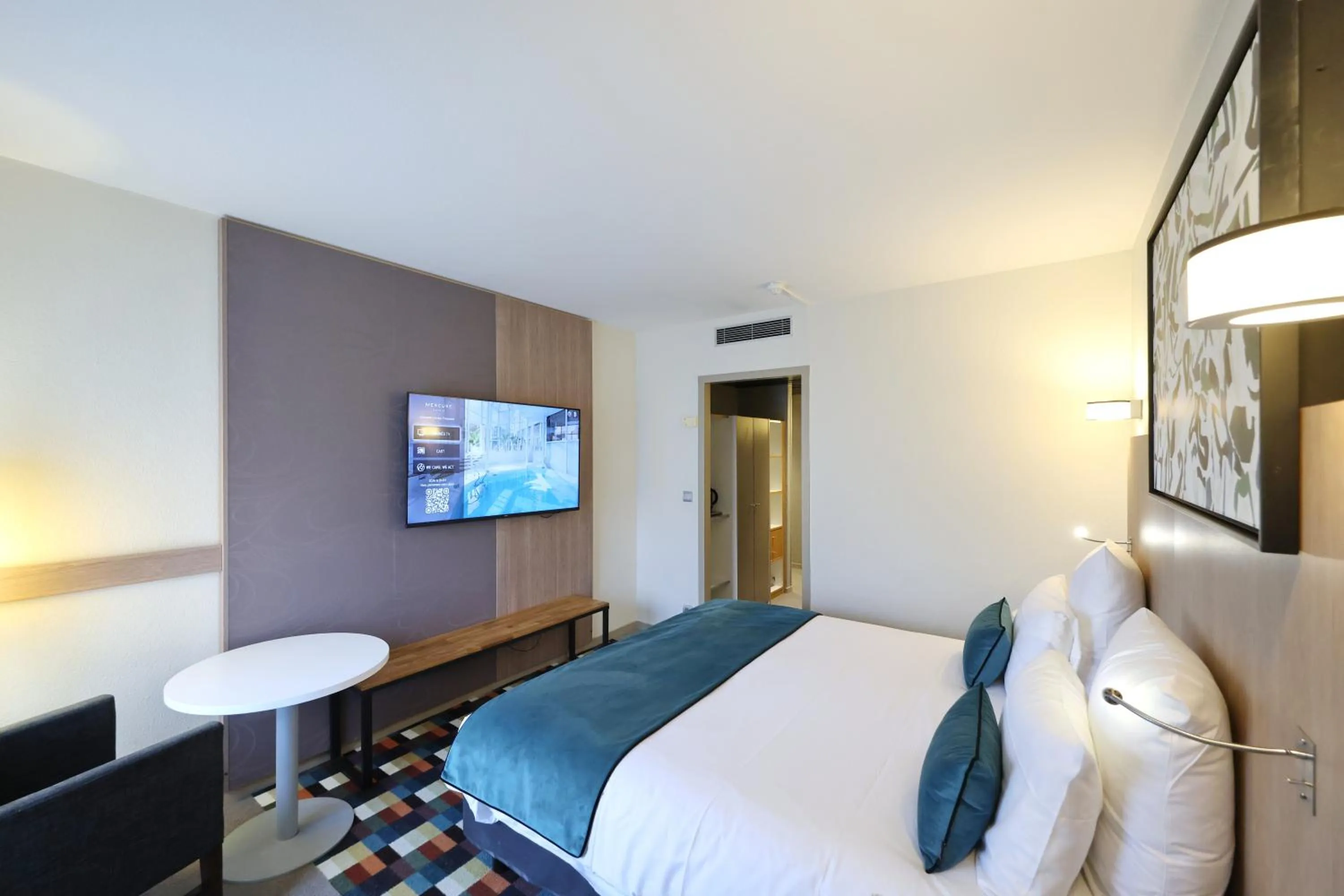 Photo of the whole room, Bed in Mercure Grenoble Centre Porte des Alpes