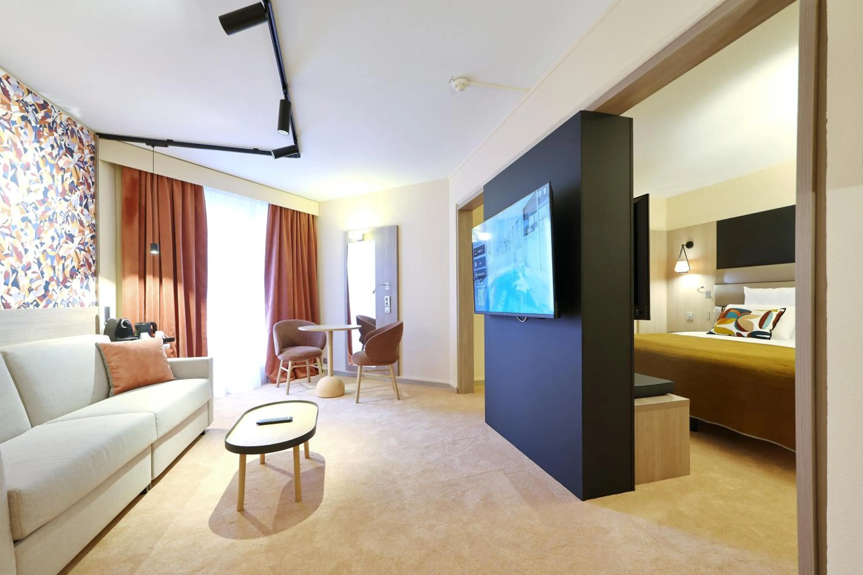 Living room, Bed in Mercure Grenoble Centre Porte des Alpes