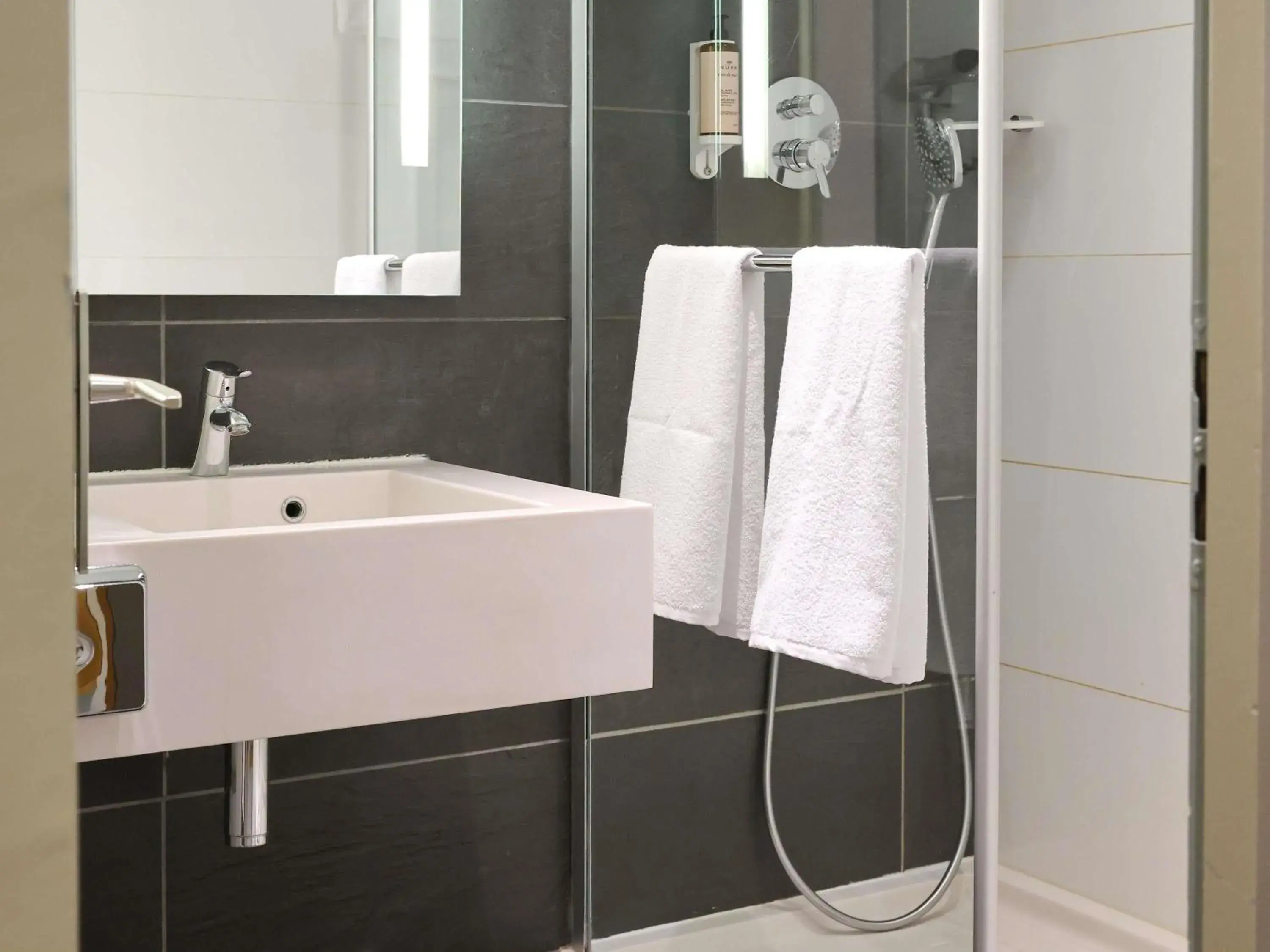 Standard Double Room - single occupancy in Mercure Grenoble Centre Porte des Alpes Standard Double Room - single occupancy in Mercure Grenoble Centre Porte des Alpes