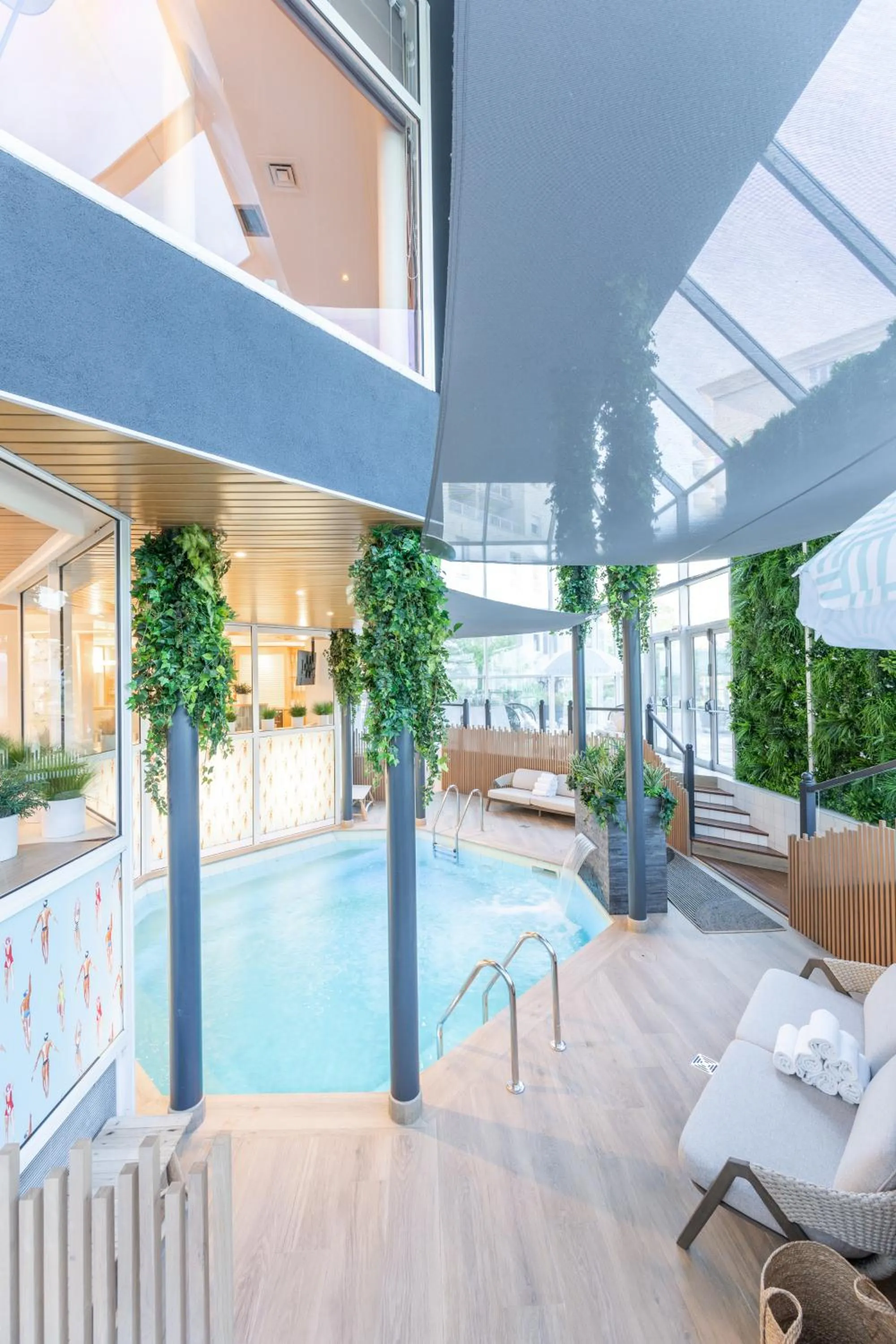 Swimming pool in Mercure Grenoble Centre Porte des Alpes