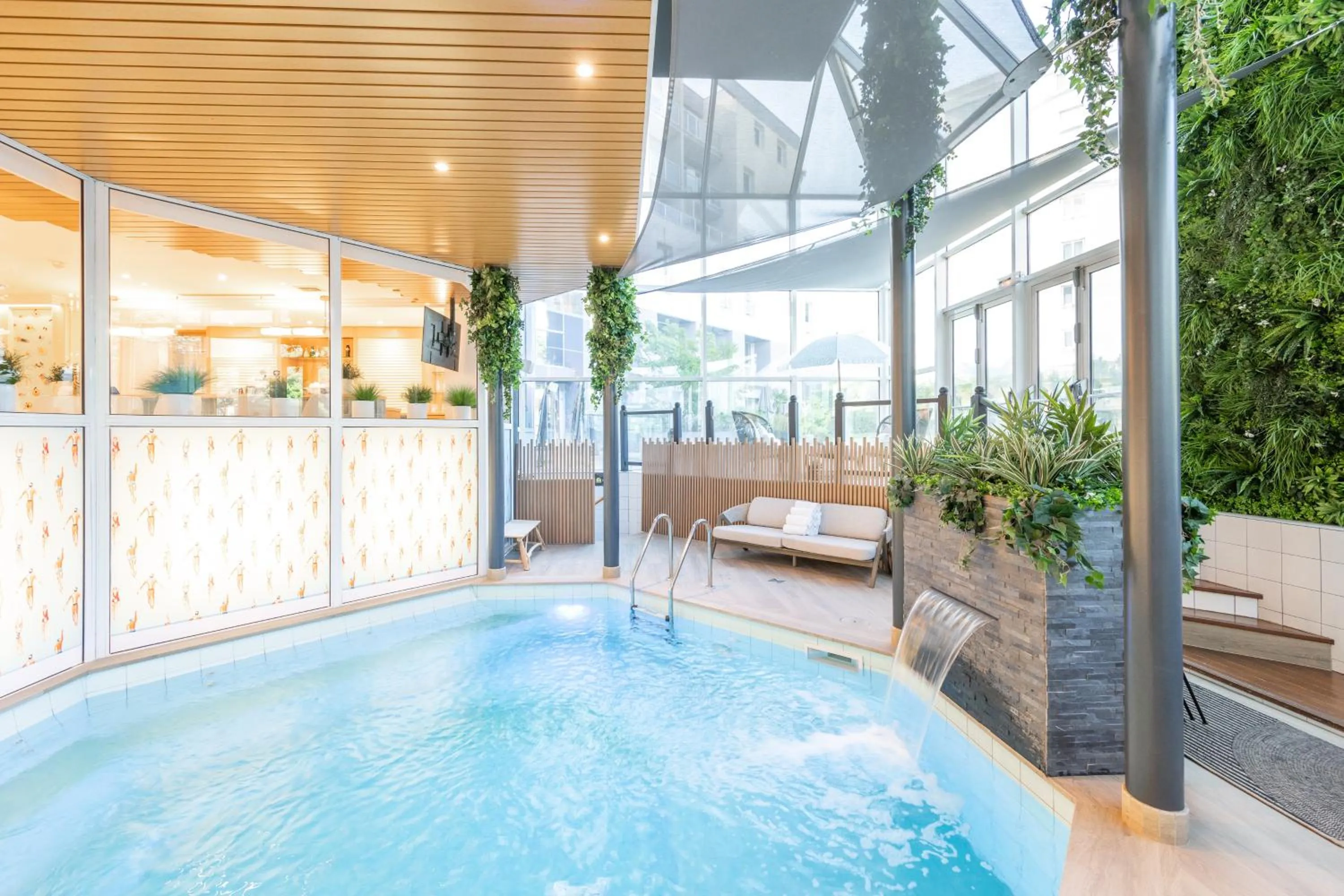 Swimming pool in Mercure Grenoble Centre Porte des Alpes
