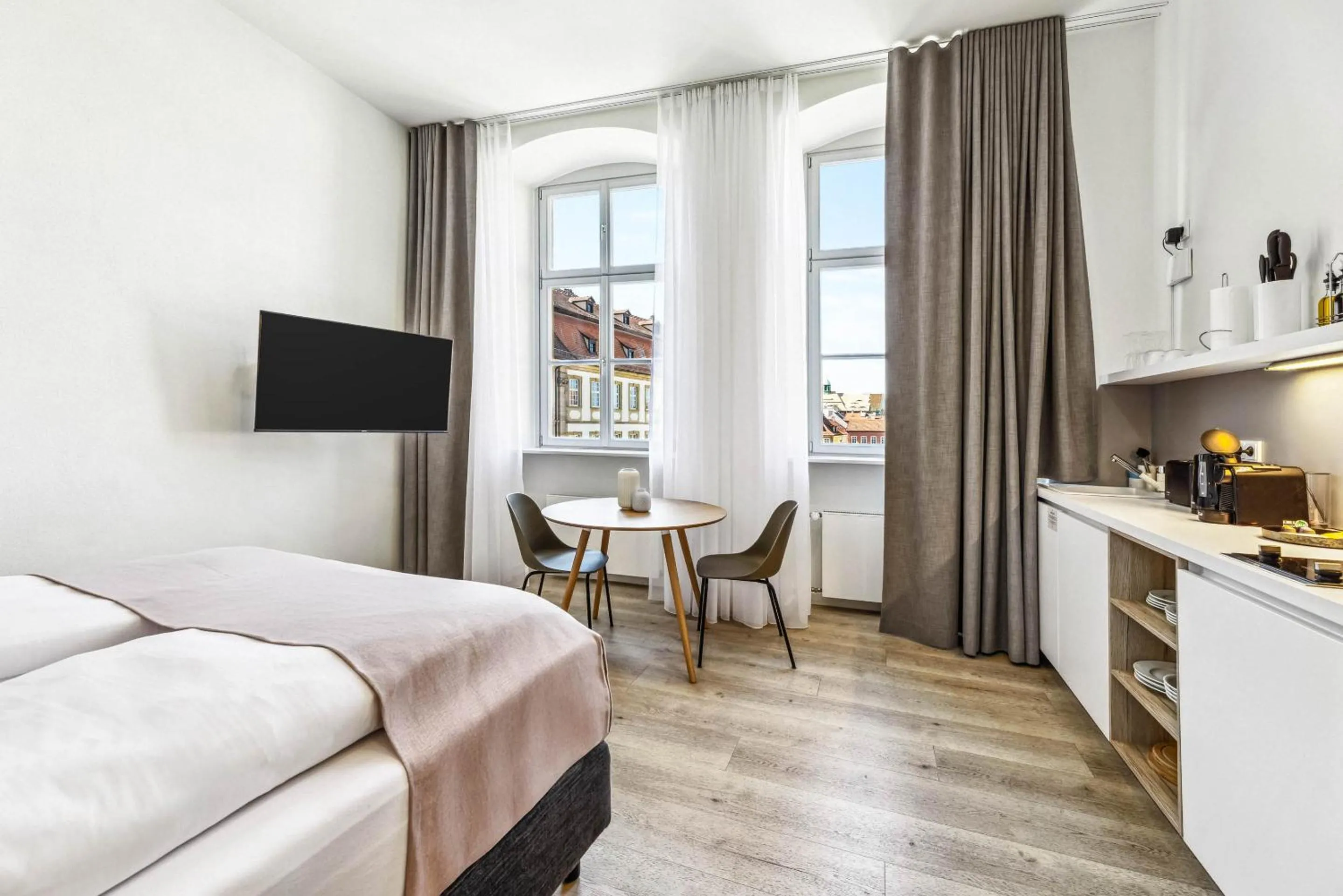 Bed in Limehome Bamberg Maximiliansplatz