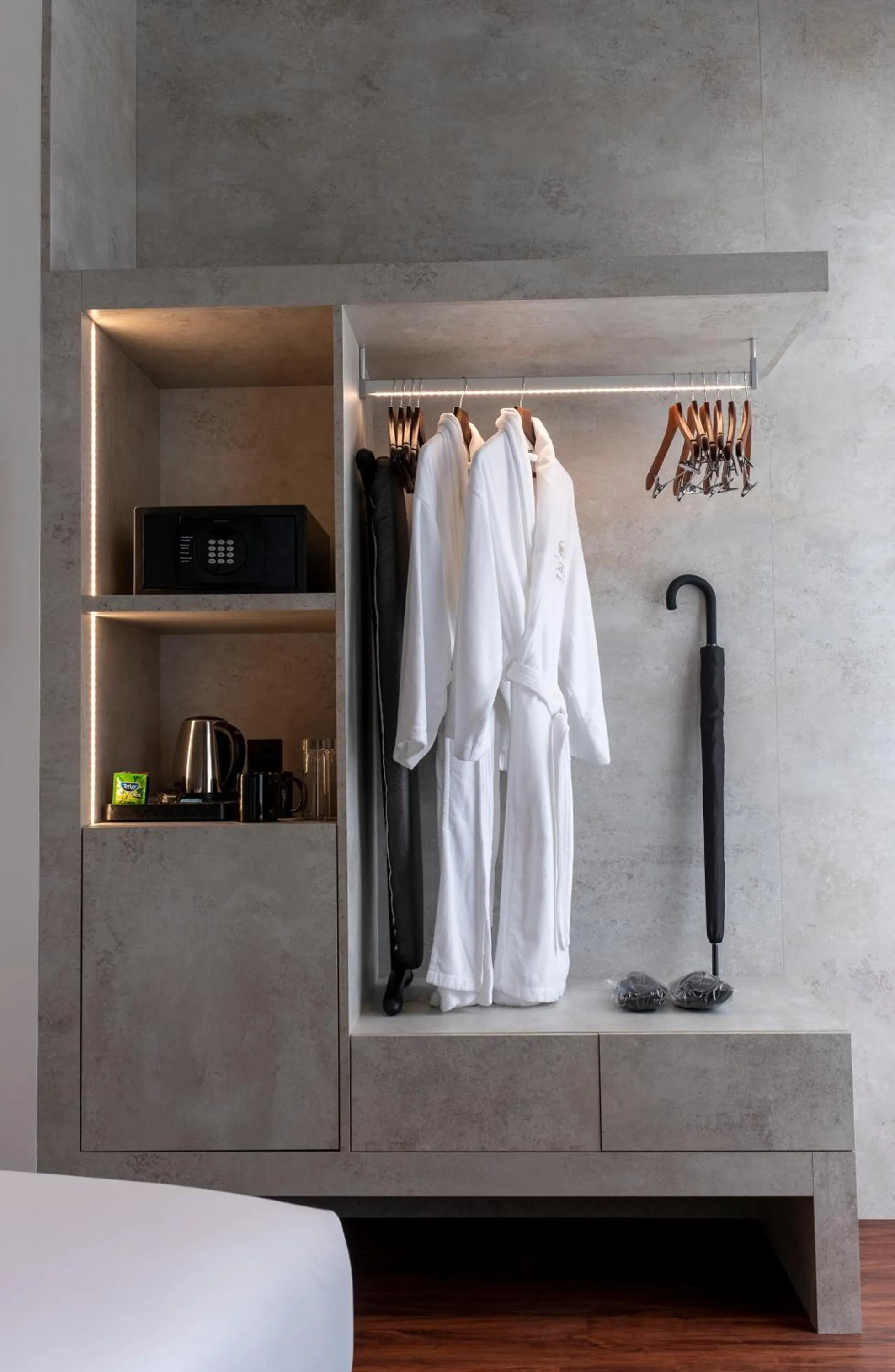 wardrobe, Bed in Hotel Cajú